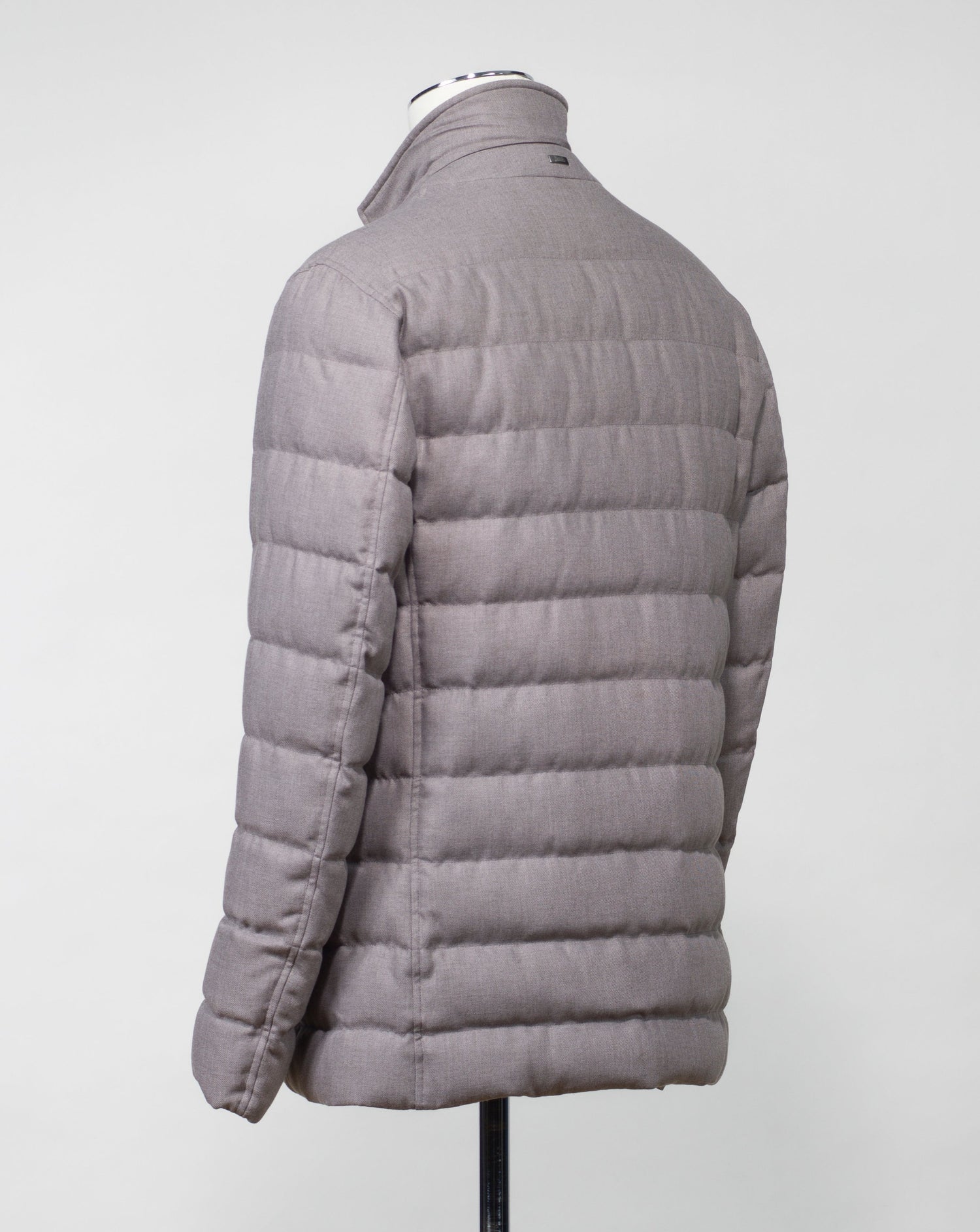 Main fabric 30% wool 70% viscose Filling 80% Down 20% Waterfowl Feathers 2 flapped pockets with snap fasteners in front Detachable bib / wind braker No vents Article: PI000910U - 33278 8600 Color: 8600 Fango / medium beige Herno Norfolk Down Blazer / Fango