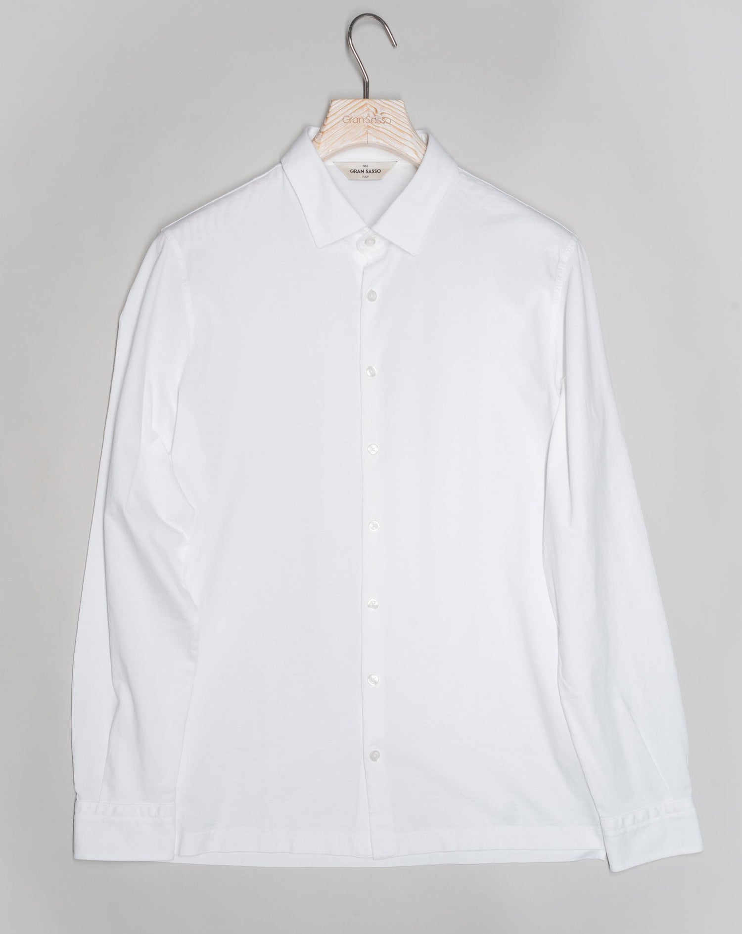 Gran Sasso long sleeved jersey shirt made of fine jersey cotton. Soft semi cutaway collar, 100% cotton. Great piece for easy going but chic summer outfits. Gran Sasso Knitted Article: 60120 Quality: 81402 Color: 815 White Made in Italy