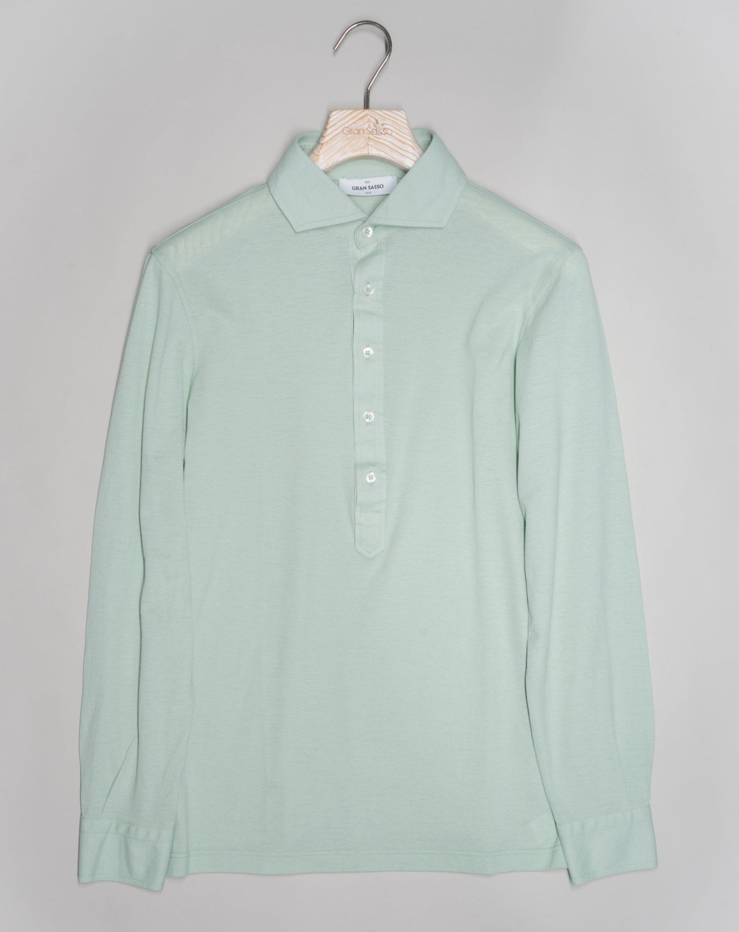 Less formal than a button-down but more dressy than a polo. Popover is a great combination of a dress shirt and a polo shirt. Menswear hybrid that is here to stay if you ask us. Gran Sasso Popover Long Sleeves Article: 60180 / 81427 Color: 415 / Light Green Made in Italy Gran Sasso Cotton Pop-Over Shirt / Light Green
