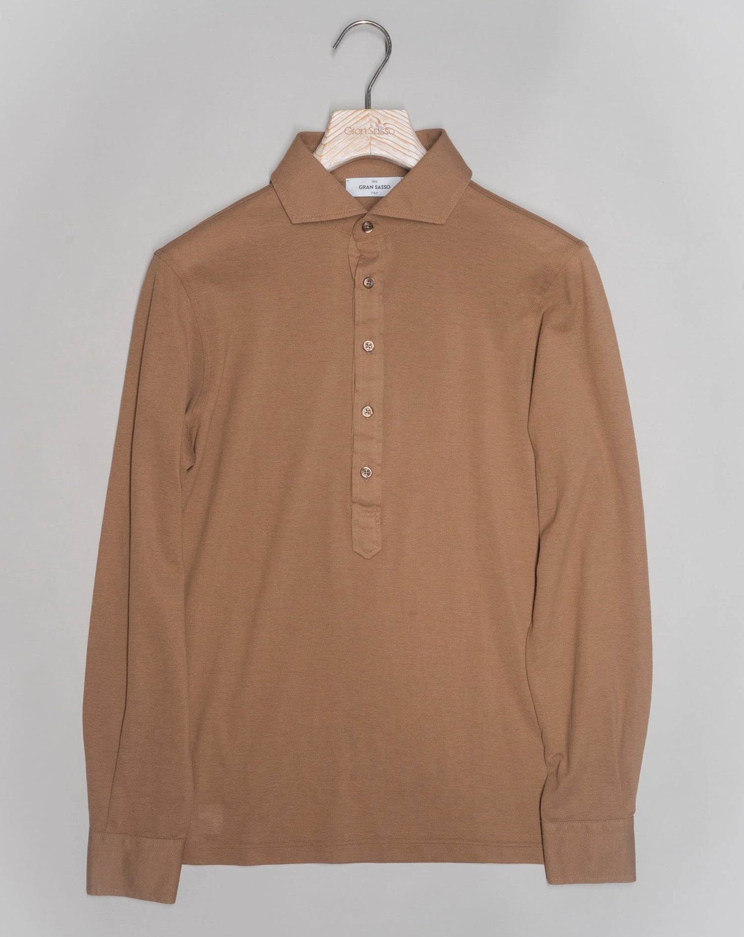 Less formal than a button-down but more dressy than a polo. Popover is a great combination of a dress shirt and a polo shirt. Menswear hybrid that is here to stay if you ask us. Gran Sasso Popover Long Sleeves Article: 60180 / 81427 Color: 157 / Tobacco Made in Italy Gran Sasso Cotton Pop-Over Shirt / Tobacco