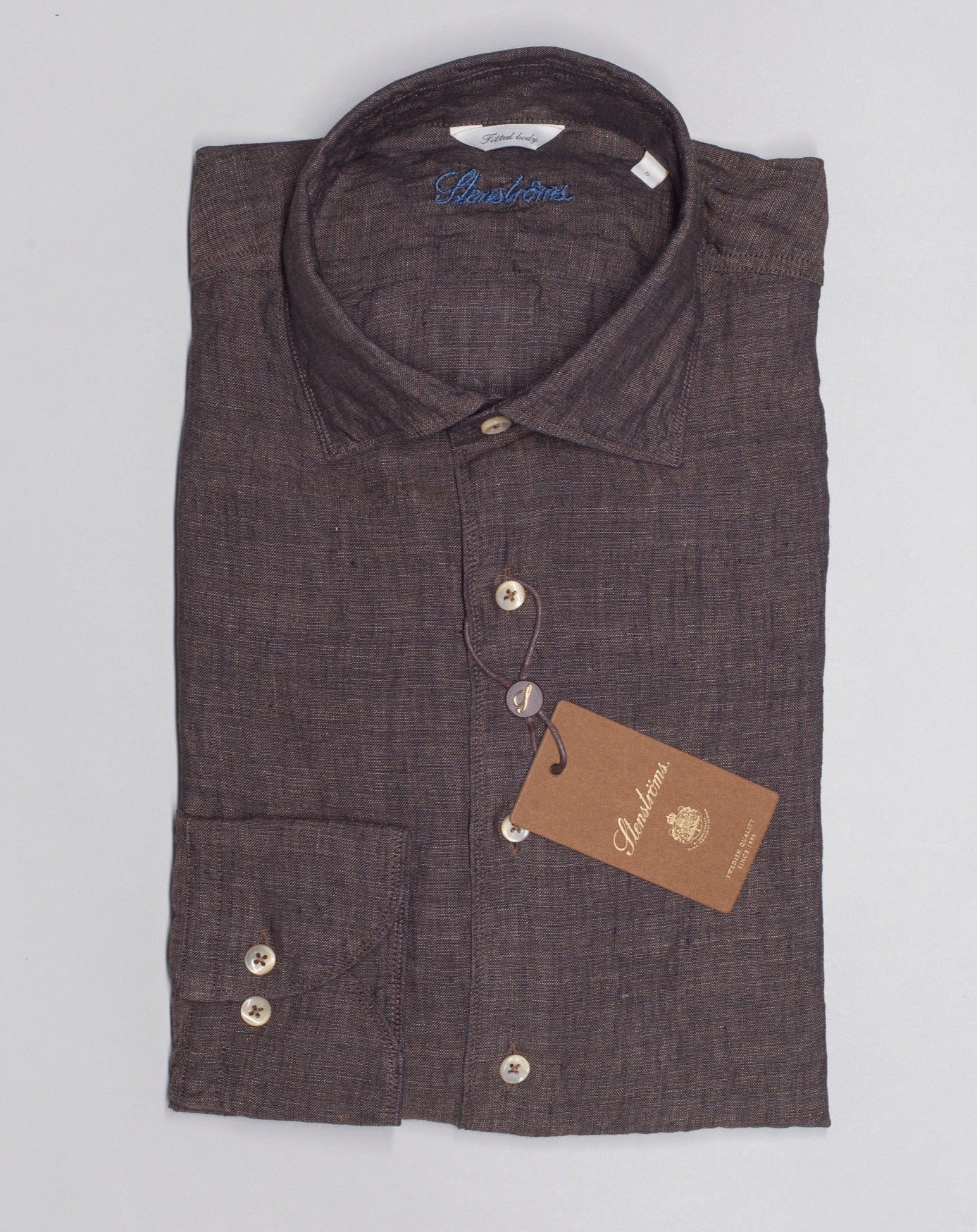 Fitted body Long sleeves Cutaway collar Composition: 100% Linen Color: 280 / Brown Model: 675721 7970 Stenströms Linen Shirt / Brown