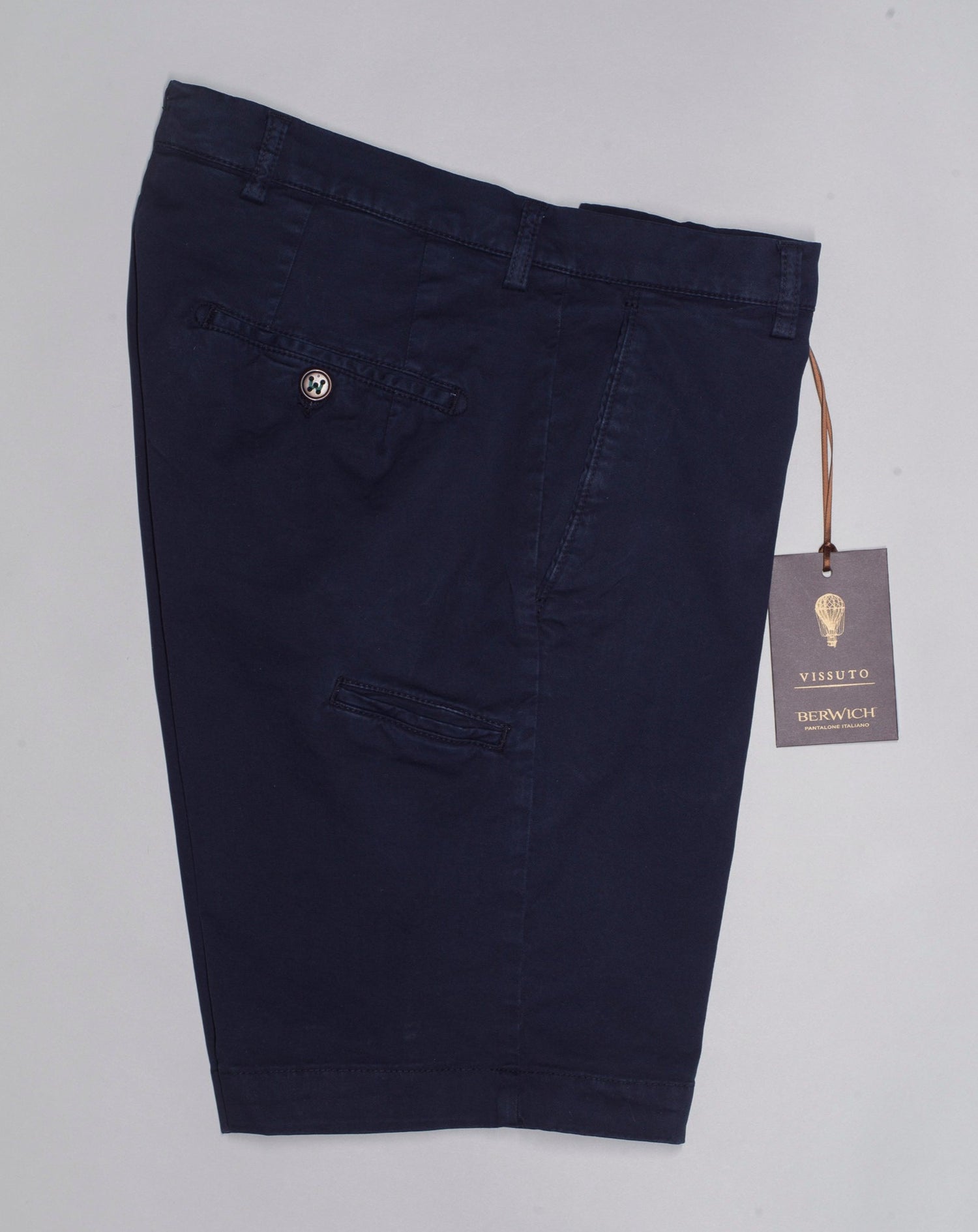 Basic bermudas to keep you cool when it is hot. Practical pocket for mobile phone on right side. Made in a slim cut and garment dyed to give the trousers a beautiful and unique color. Slim fit Fits true to the size. If in doubt of your size, please contact us HERE 98% Cotton 2% Elastan Color: Navy / 665 Zip fly Slanted front pockets and two back pockets Pocket for mobile phone on right side Model: ber_muda Article: ts0001x Made in Martina Franca, Italy