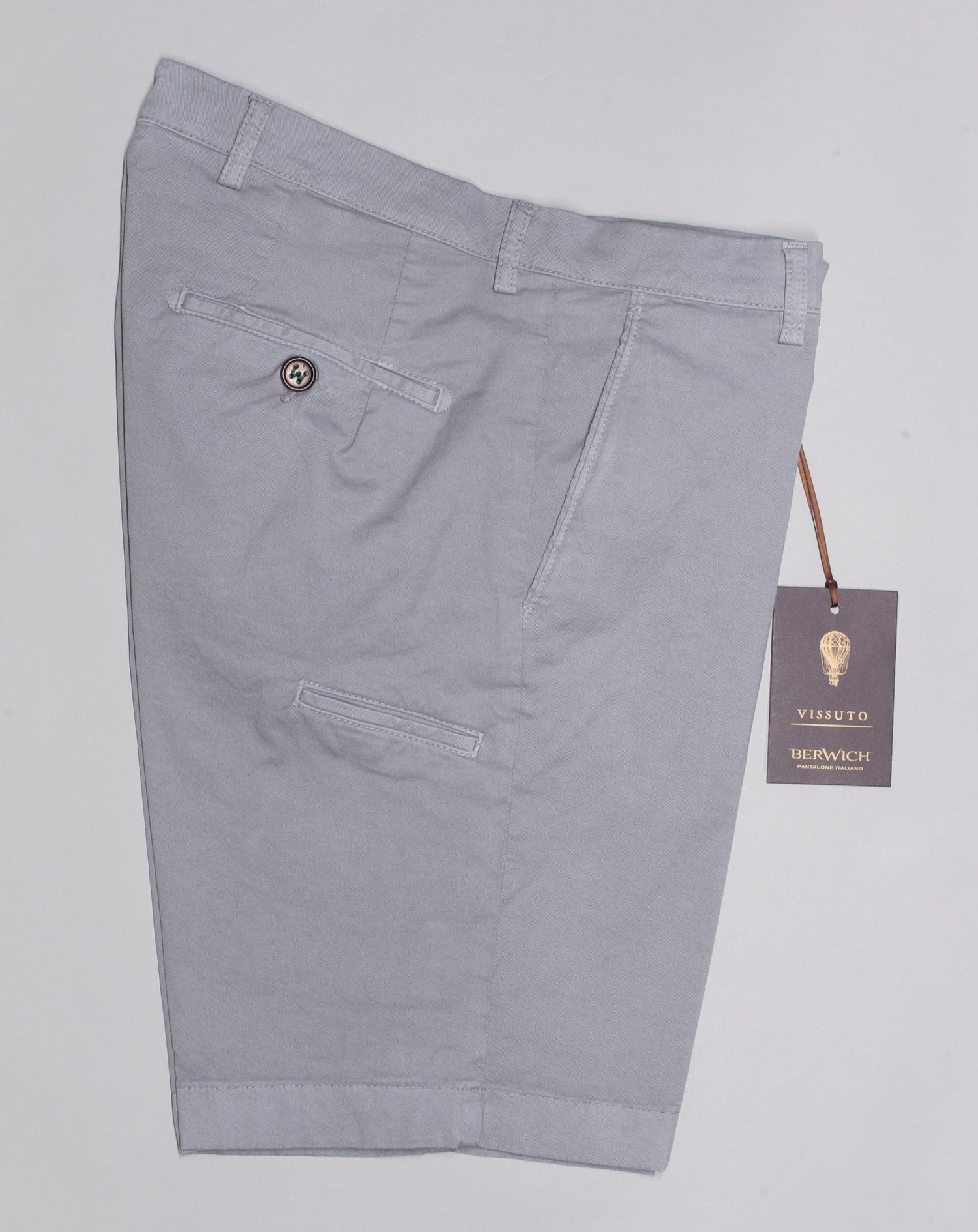 Basic bermudas to keep you cool when it is hot. Practical pocket for mobile phone on right side. Made in a slim cut and garment dyed to give the trousers a beautiful and unique color. Slim fit Fits true to the size. If in doubt of your size, please contact us HERE 98% Cotton 2% Elastan Color: Conza / 701 Zip fly Slanted front pockets and two back pockets Pocket for mobile phone on right side Model: ber_muda Article: ts0001x Made in Martina Franca, Italy