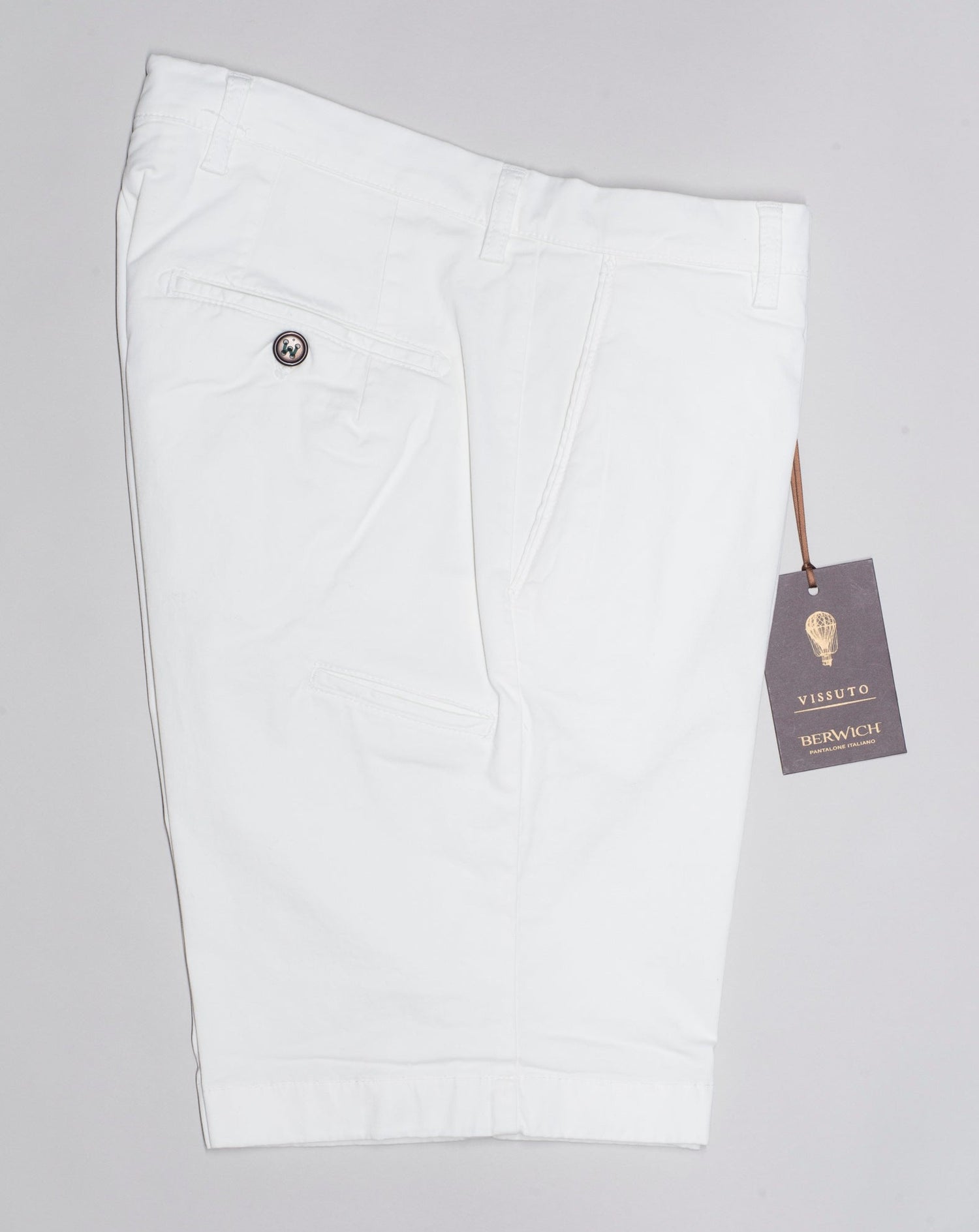 Basic bermudas to keep you cool when it is hot. Practical pocket for mobile phone on right side. Made in a slim cut and garment dyed to give the trousers a beautiful and unique color. Slim fit Fits true to the size. If in doubt of your size, please contact us HERE 98% Cotton 2% Elastan Color: 001 Panna / Off white Zip fly Slanted front pockets and two back pockets Pocket for mobile phone on right side Model: ber_muda Article: ts0001x Made in Martina Franca, Italy
