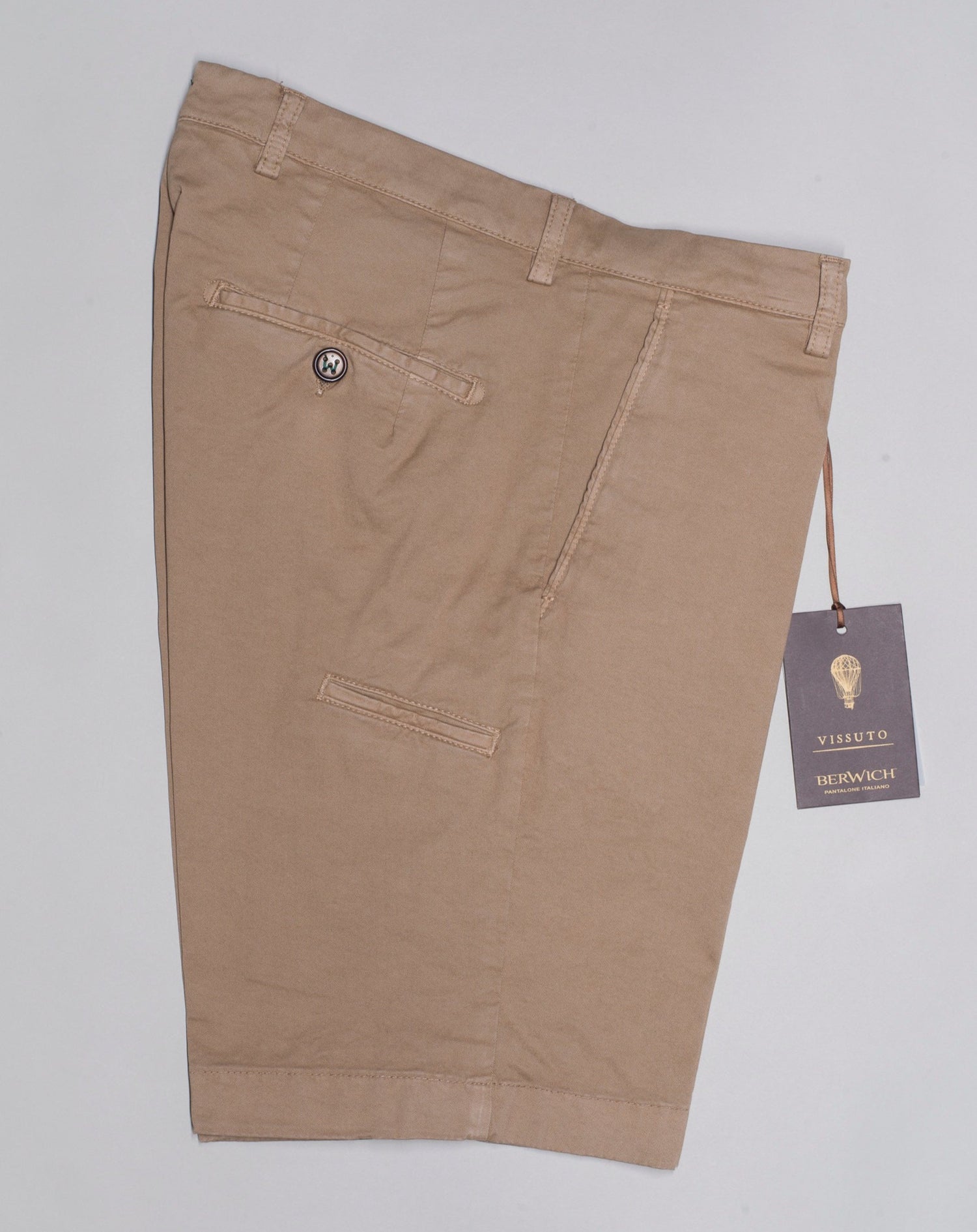 Basic bermudas to keep you cool when it is hot. Practical pocket for mobile phone on right side. Made in a slim cut and garment dyed to give the trousers a beautiful and unique color. Slim fit Fits true to the size. If in doubt of your size, please contact us HERE 98% Cotton 2% Elastan Color: 199 Sabbia / Beige Zip fly Slanted front pockets and two back pockets Pocket for mobile phone on right side Model: ber_muda Article: ts0001x Made in Martina Franca, Italy