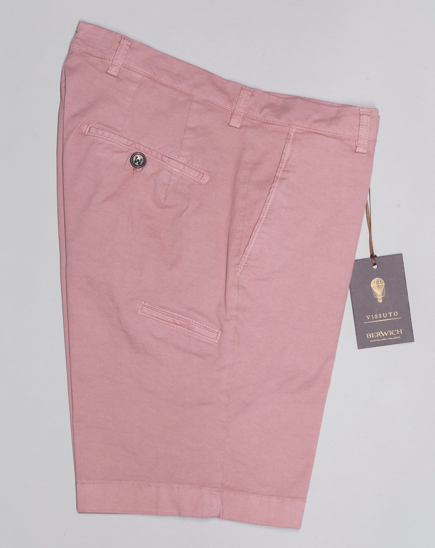 Basic bermudas to keep you cool when it is hot. Practical pocket for mobile phone on right side. Made in a slim cut and garment dyed to give the trousers a beautiful and unique color. Slim fit Fits true to the size. If in doubt of your size, please contact us HERE 98% Cotton 2% Elastan Color: 2528 Rosa / Dusty Pink Zip fly Slanted front pockets and two back pockets Pocket for mobile phone on right side Model: ber_muda Article: ts0001x Made in Martina Franca, Italy