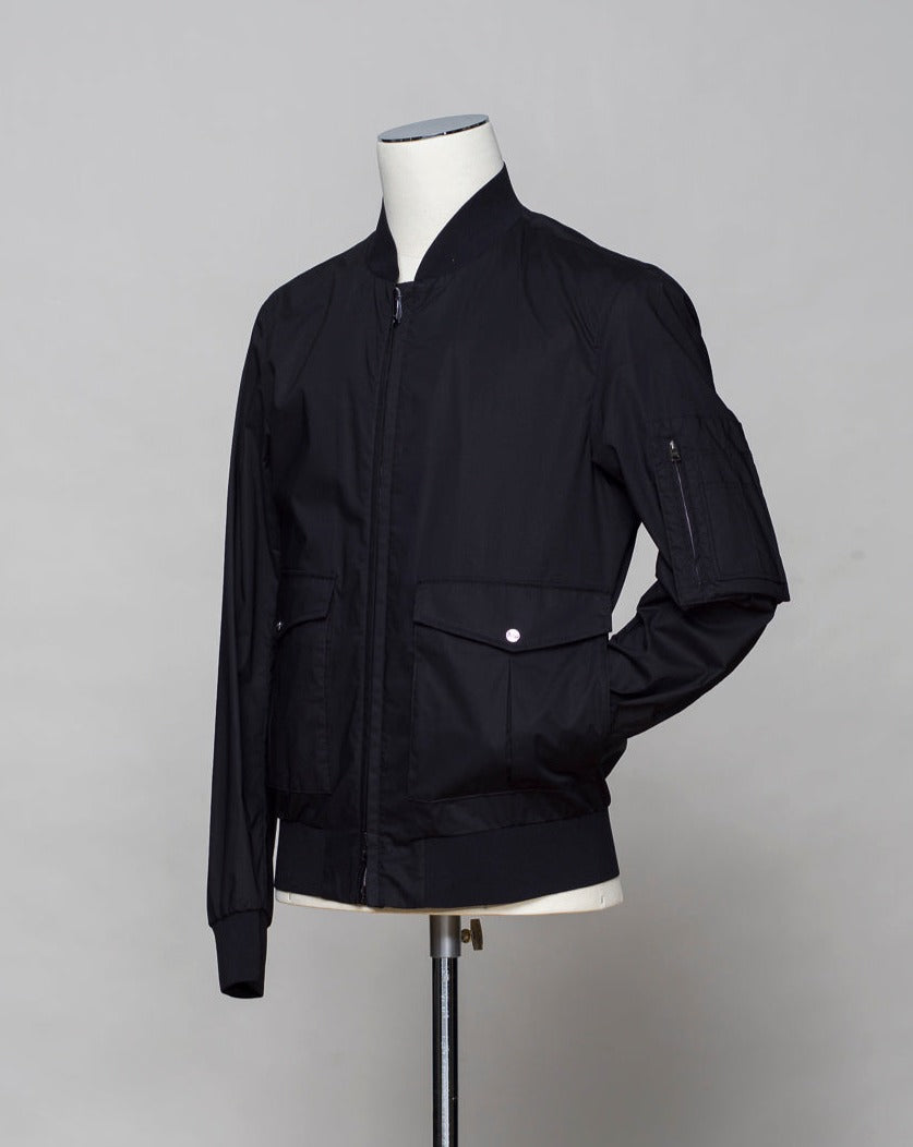 Composition: 96% Cotton 4% Elastan. Model: GI000385U-13164. Color: 9300 / Black. Zip closure. Flap patch pockets. Made in Italy