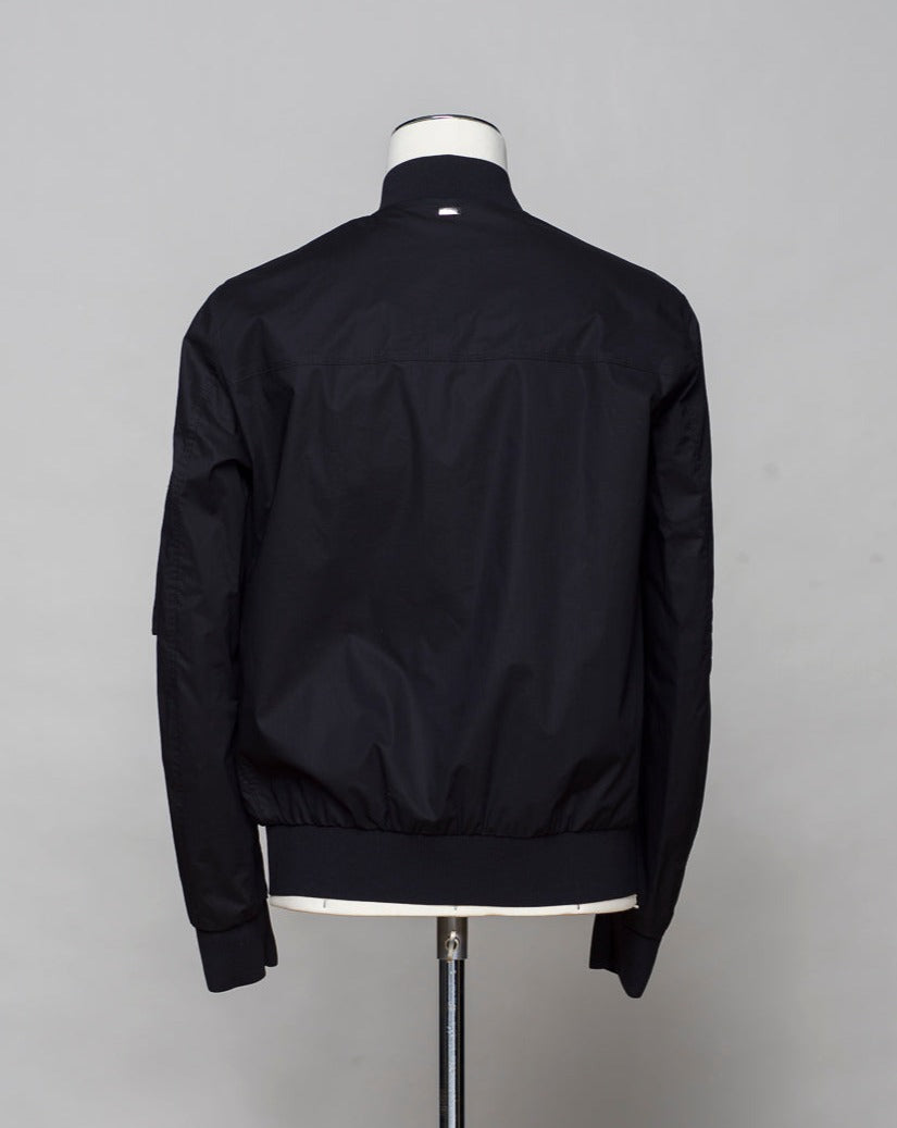 Composition: 96% Cotton 4% Elastan. Model: GI000385U-13164. Color: 9300 / Black. Zip closure. Flap patch pockets. Made in Italy
