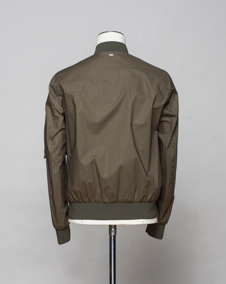 Composition: 96% Cotton 4% Elastan. Model: GI000385U-13164. Color: 7730 / Dark Green. Zip closure. Flap patch pockets. Made in Italy