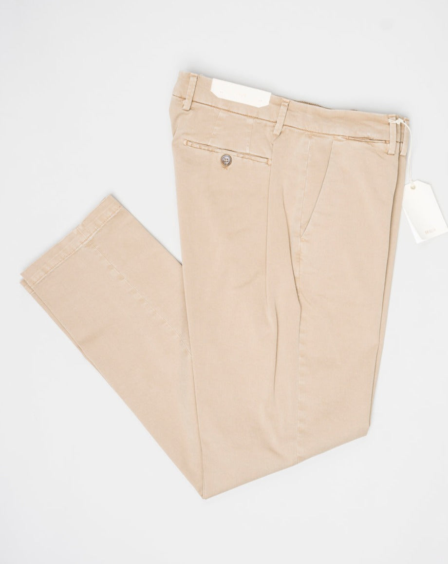 Article: 324513. Color: Beige / 543. Composition: 98% Cotton 2% Elastan. Model: Soho. Flat front. Slanted side pockets. Beltloops