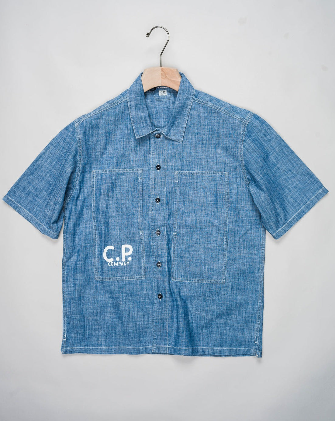 Classic collar. Button fastening. Short sleeves. Welt chest pockets. Printed logo detail. Regular fit. 4.75oz chambray. 100% cotton. 16CMSHSH149A 110065W. Col. D11