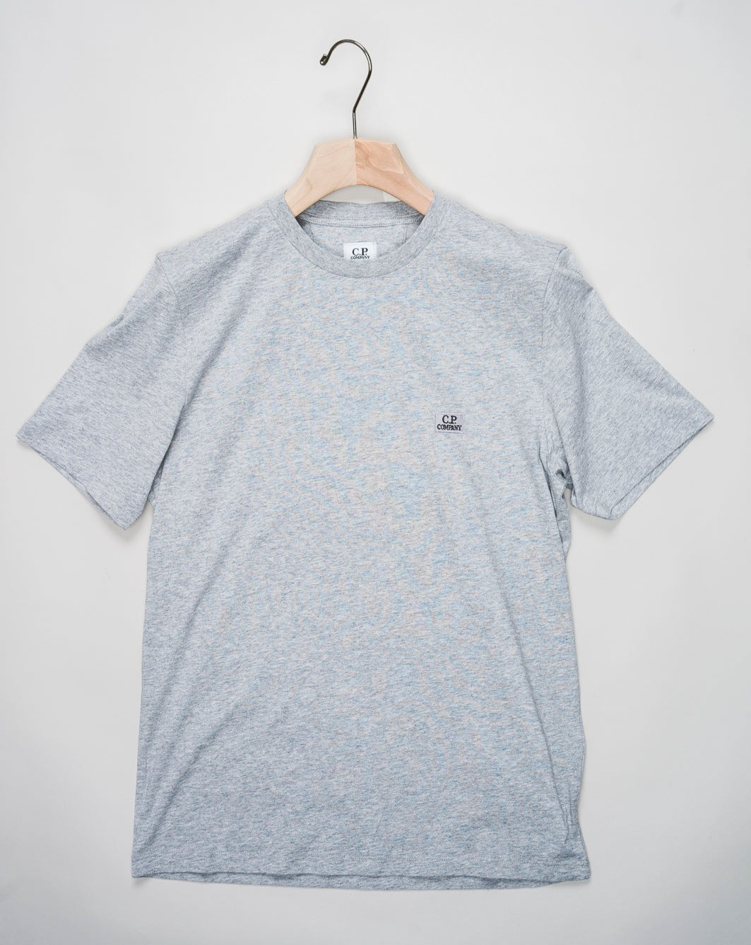 Crew neck. Short sleeves. Logo detail. Color: M93 Grey Melange. Article: 16CMTS068A 005100W C.P. Company 30/1 Jersey Embroidered Logo T-Shirt / Grey Melange