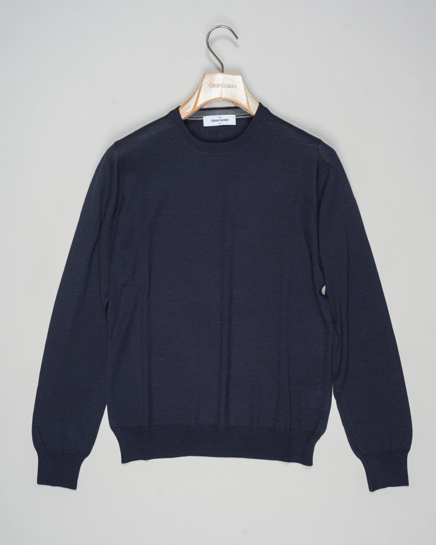 Composition: 70% Virgin wool 30% Silk
Color: 598 / Navy
Article: 57167 / 13190
Made in Italy