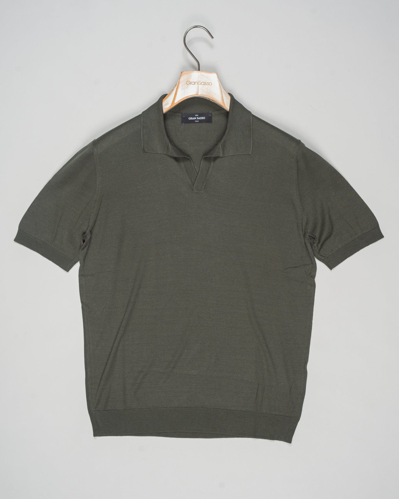 Expertly crafted from luxurious silk, the Gran Sasso Capri Collar Silk Knit Polo Shirt offers a sophisticated and luxurious addition to any wardrobe. The high-quality silk knit fabric ensures a comfortable and breathable fit, while the classic polo shirt design adds a touch of timeless elegance. Elevate your style with this must-have piece.
Composition: 100% Silk
Color: 488 / Dark Green
Article: 43129 / 23503
Made in Italy