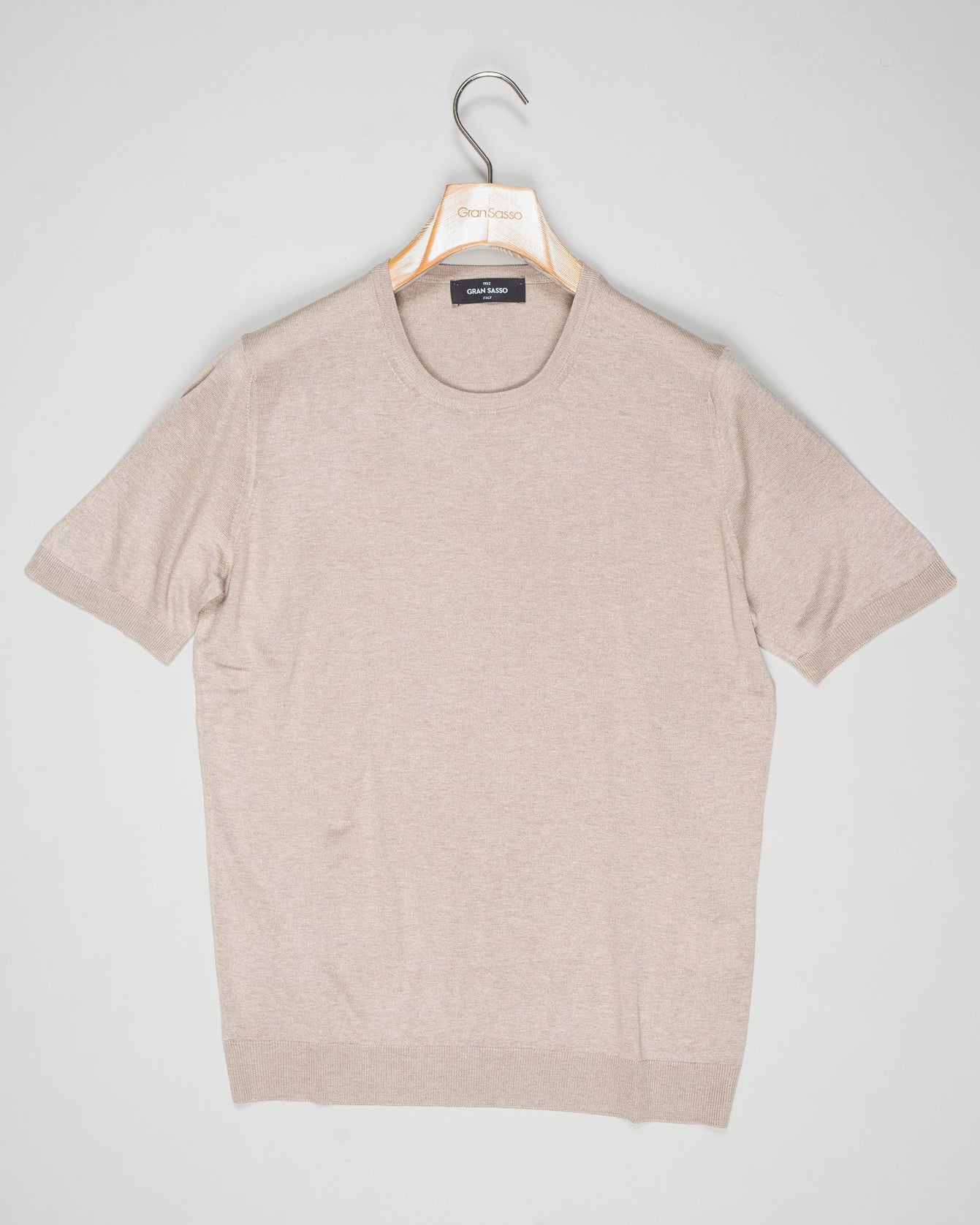 Expertly crafted from luxurious silk, the Gran Sasso Silk Knit T-Shirt Shirt offers a sophisticated and luxurious addition to any wardrobe. The high-quality silk knit fabric ensures a comfortable and breathable fit, while the classic t-shirt design adds a touch of timeless elegance. Elevate your style with this must-have piece.
Composition: 100% Silk
Color: 030 / Beige
Article: 43112 / 23503
Made in Italy
