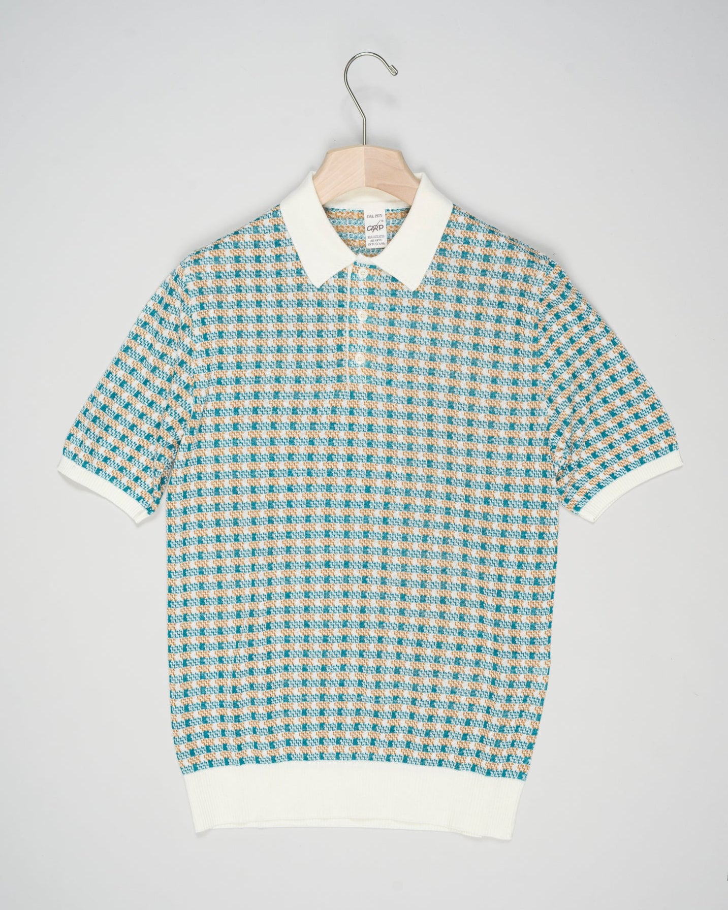 Short sleeve polo shirt in cotton from G.R.P. Firenze.
Composition: 60% Cotton 40% Linen
Short Sleeves
3 Buttons
Article: TEC J2 PSSIcoi
Color: Ecru-Orange-Oil