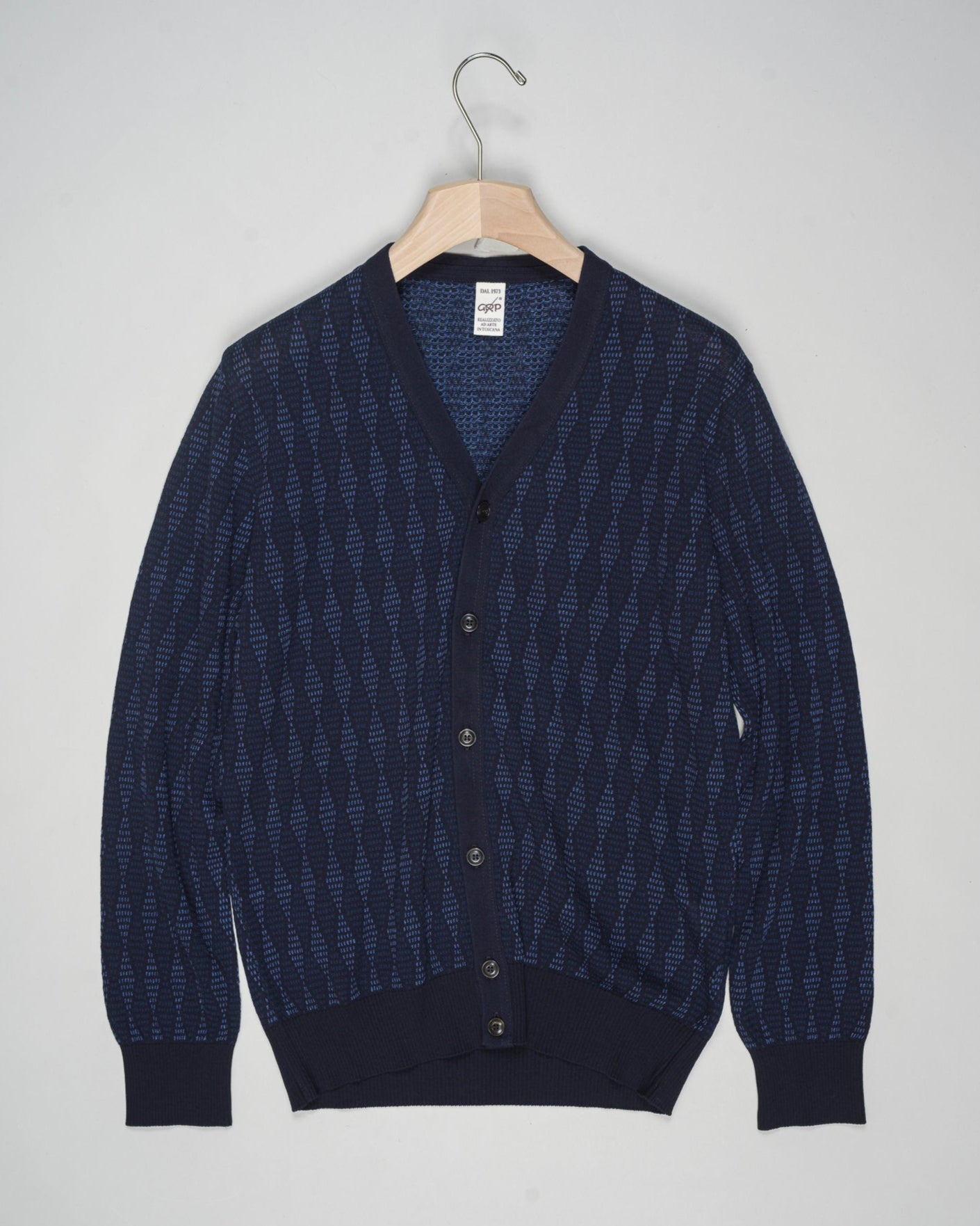Composition: 60% Cotton 40% Linen
Article: TEC J1 Cardigan
Color: Blue-Indigo-Light Blue