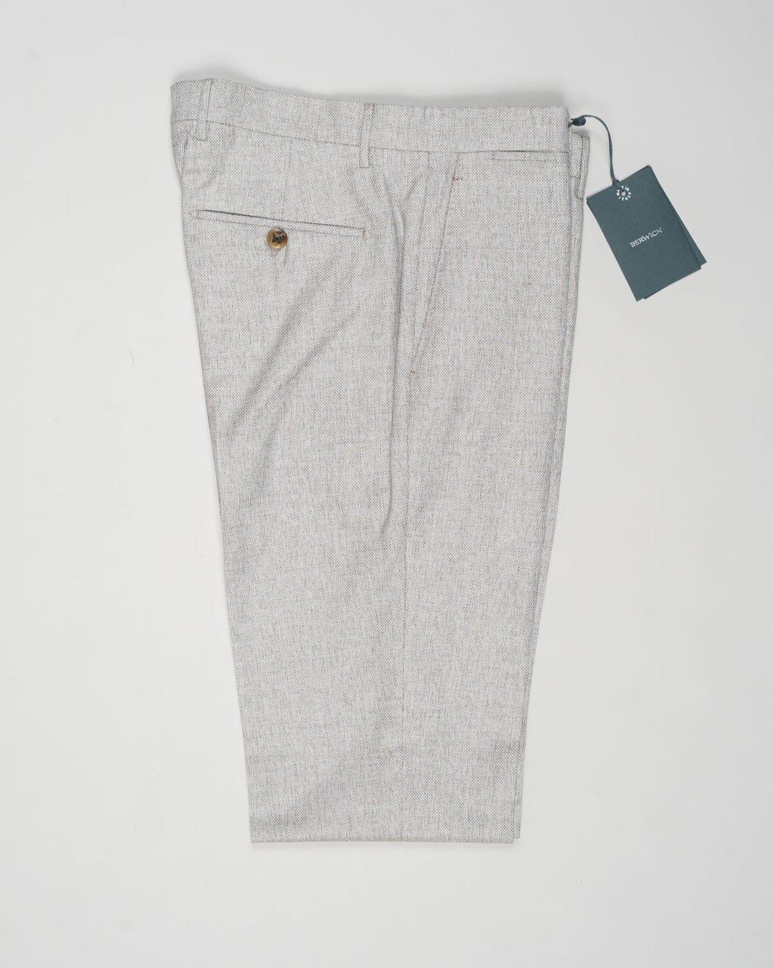 Composition: 51% Virgin wool(natural stretch) 44% Cotton 5% Silk
Model: Vulcano23
Article: gb1678
Color: Desert
Made in Martina France, Puglia, Italy Berwich Birdseye Trousers / Desert