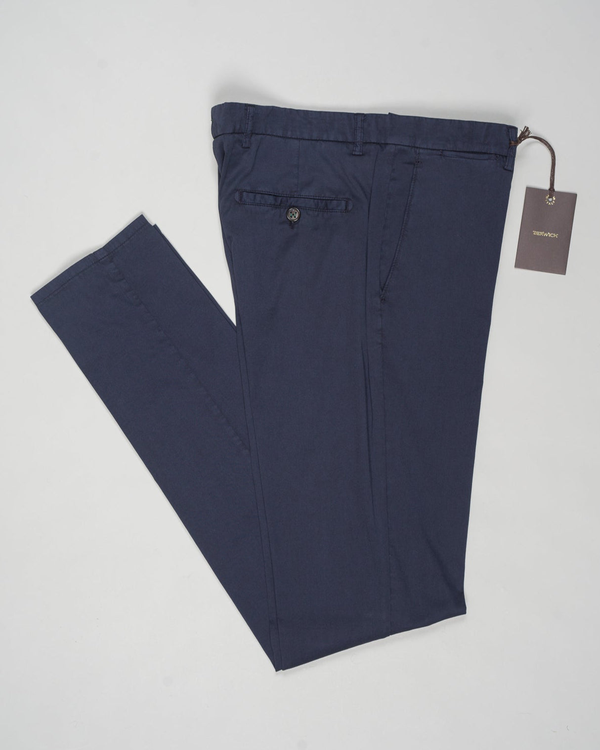 Model: Vulcano23-GD
Article: dv0955x
Composition: 85% Cotton 11% Silk 4% Elastane
Color: Navy
Made in Martina Franca, Italy Berwich Garment Dyed Cotton & Silk Chinos / Navy