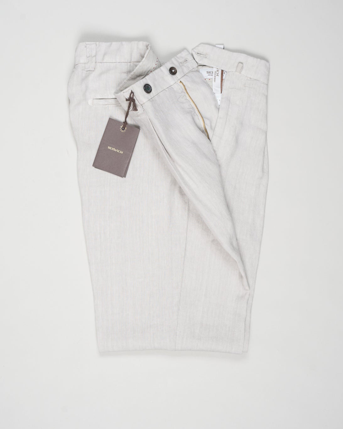 Composition: 100% Linen
Model: chiaia long-GD
Article: dg0270
Color: Pomice
Made in Martina France, Puglia, Italy Berwich Single Pleat Linen Trousers / Pomice