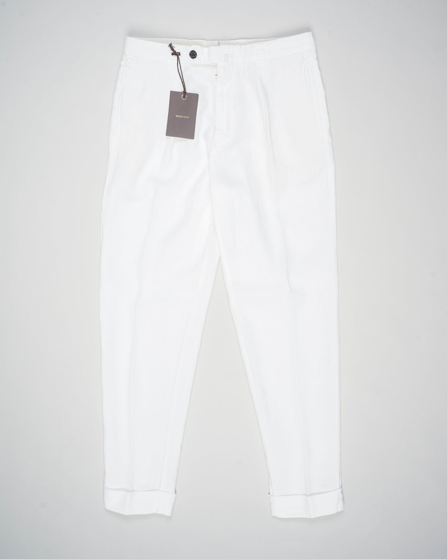 Composition: 100% Linen
Model: chiaia long-GD
Article: dg0270
Color: Panna 00
Made in Martina France, Puglia, Italy Berwich Single Pleat Linen Trousers / Panna