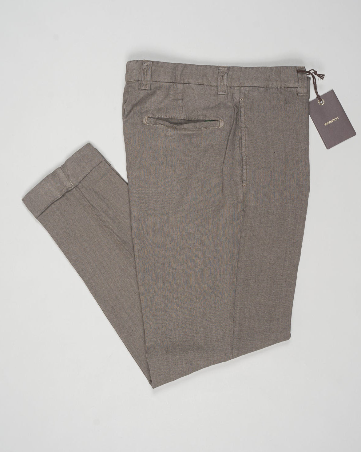 Composition: 100% Linen
Model: chiaia long-GD
Article: dg0270
Color: Fango 480
Made in Martina France, Puglia, Italy Berwich Single Pleat Linen Trousers / Fango