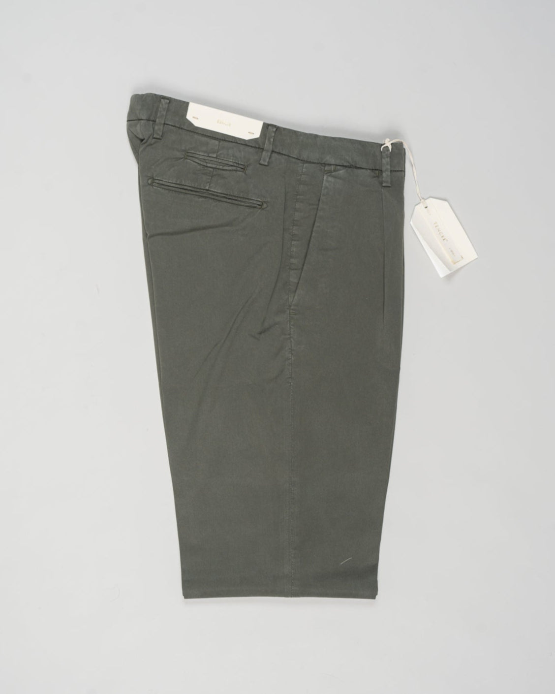 Article: 325051
Color: Army green / 82
Composition: 64% Tencel 32% Cotton 4% Elastan
Model: BG07
One pleat
Slanted side pockets
Beltloops
Beautiful color and broken in look and feel achieved by Garment dying process
Slim fit
1/2 hem 17 cm (Size 50)
Made in Naples, Italy