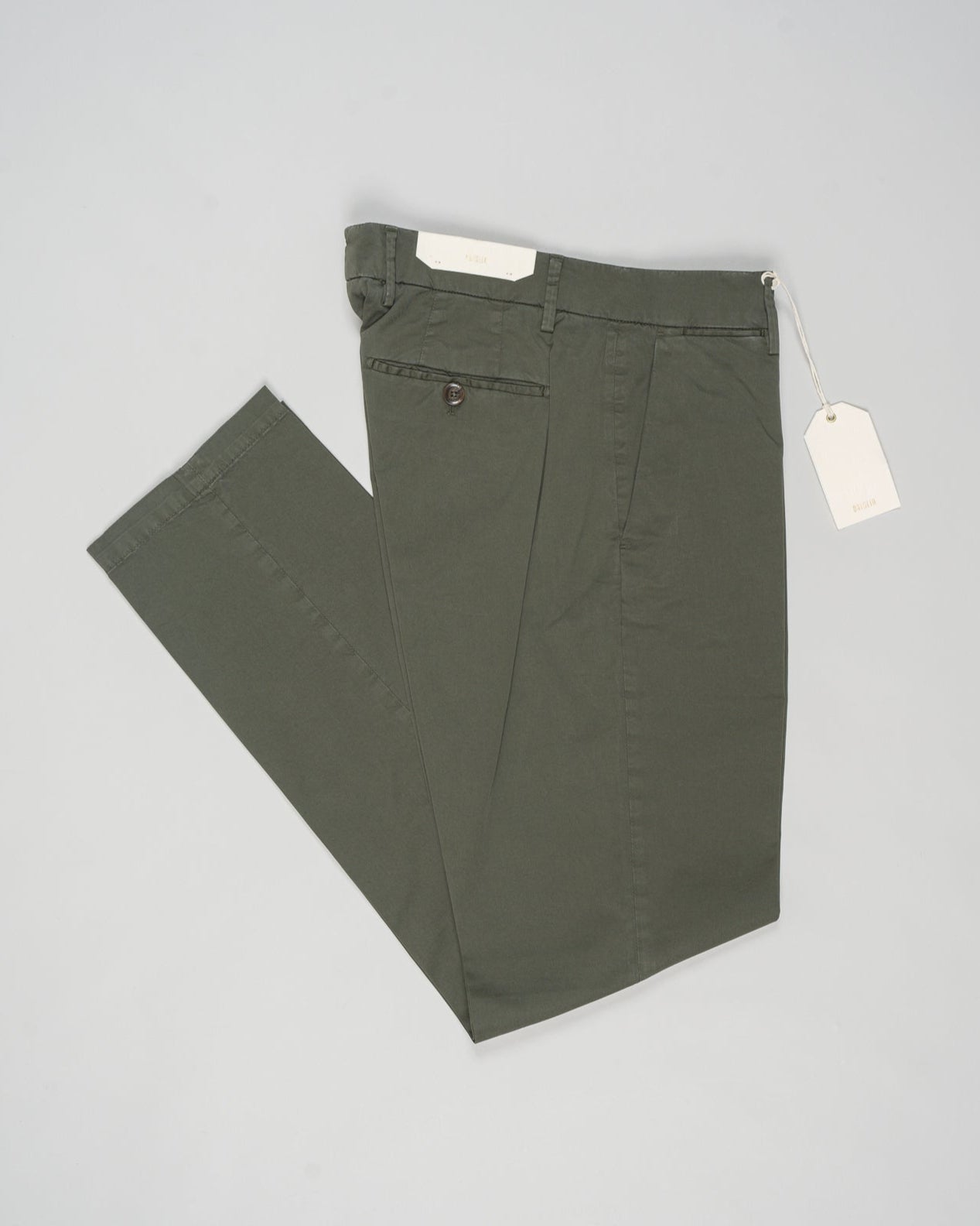 Article: 325008
Color: Army Green / 82
Composition: 98% Cotton 2% Elastan
Model: Soho
Flat front
Slanted side pockets
Beltloops
Beautiful color and broken in look and feel achieved by Garment dying process
Regular fit
1/2 hem 19.5 cm (Size 50)
Made in Naples, Italy