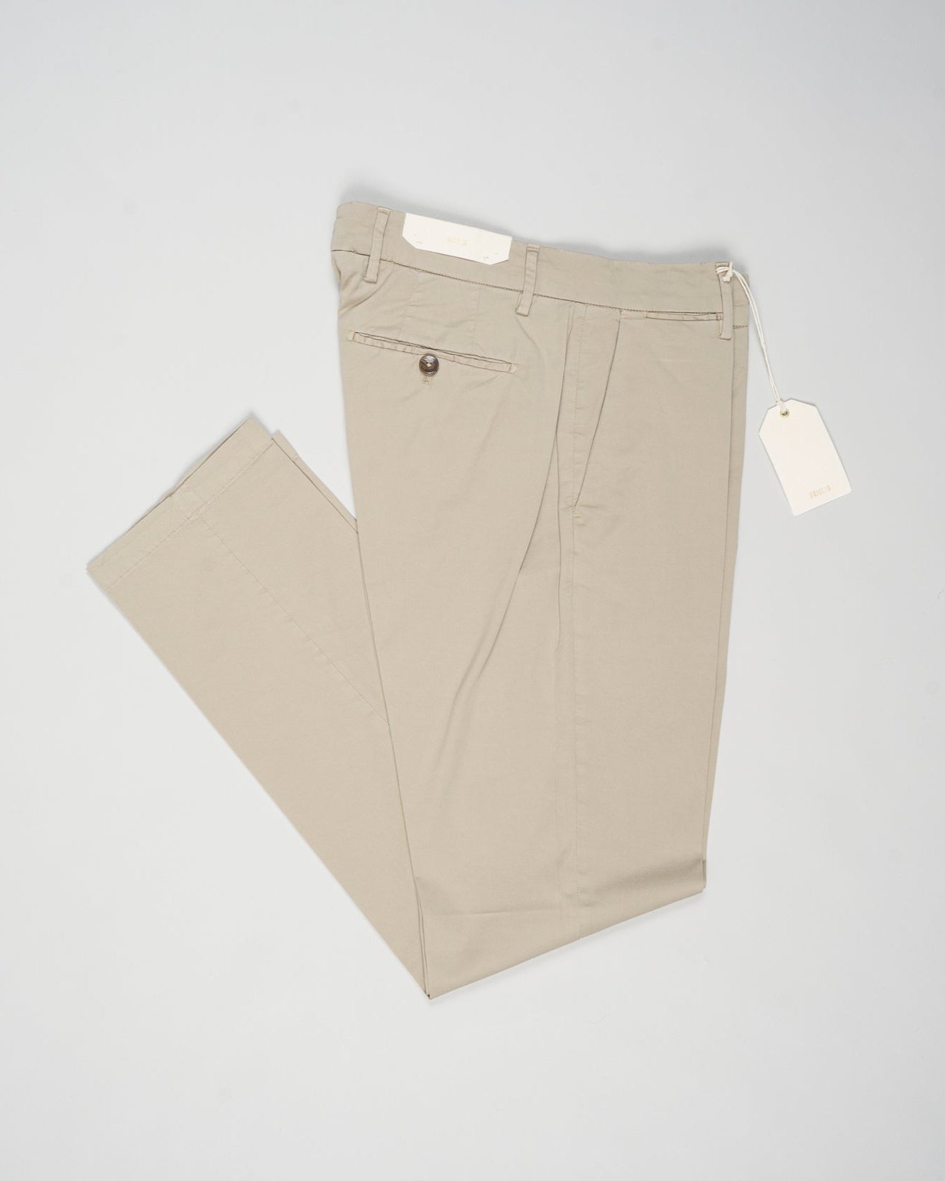 Article: 325008
Color: Light Beige / 43
Composition: 98% Cotton 2% Elastan
Model: Soho
Flat front
Slanted side pockets
Beltloops
Beautiful color and broken in look and feel achieved by Garment dying process
Regular fit
1/2 hem 19.5 cm (Size 50)
Made in Naples, Italy
