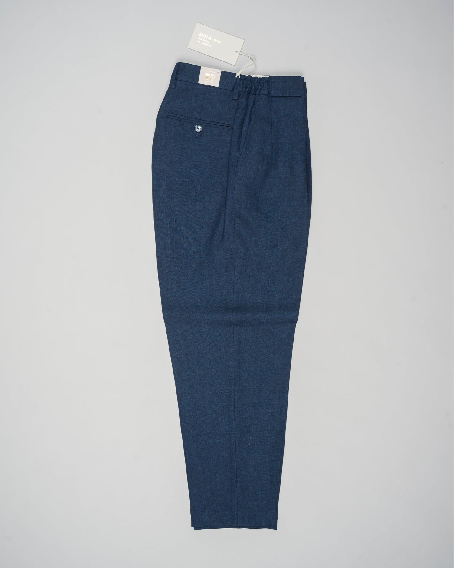 Article: 325118
Color: Blue / 11
Composition: 100% Linen
Pleated front
Slanted side pockets
Beltloops
Made in Naples, Italy