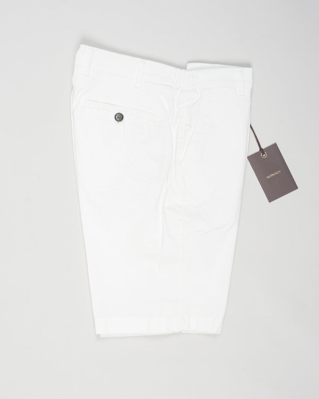 Model: ber_muda elax-GD
Article: ts0001x
Composition: 98% Cotton, 2% Elastane
Color: Panna
Made in Martina Franca, Italy Berwich Garment Dyed Cotton Shorts / Panna