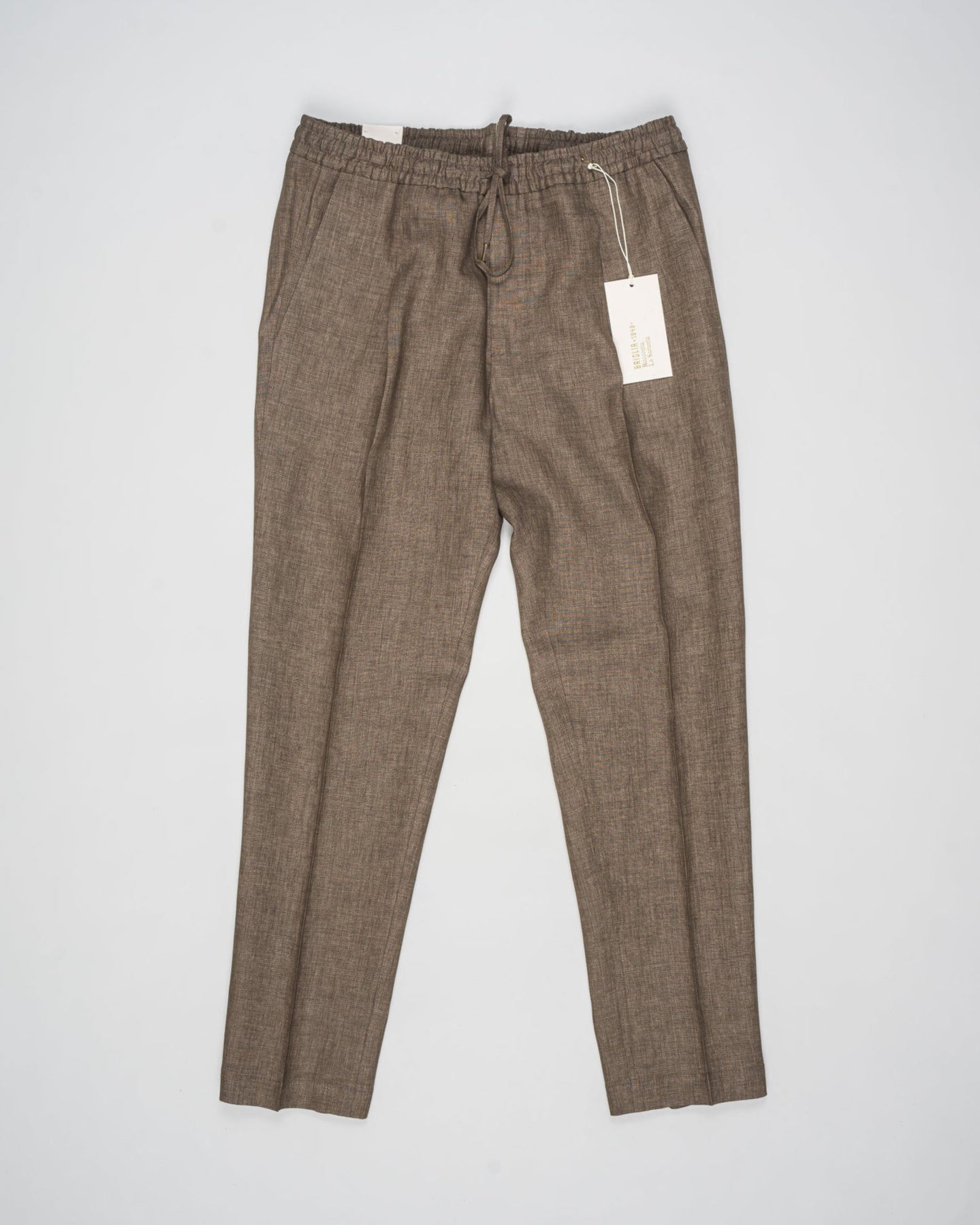 Article: 325118
Color: Brown / 00046
Composition: 100% Linen
Single pleat
Slanted side pockets
Drawstring
Made in Naples, Italy