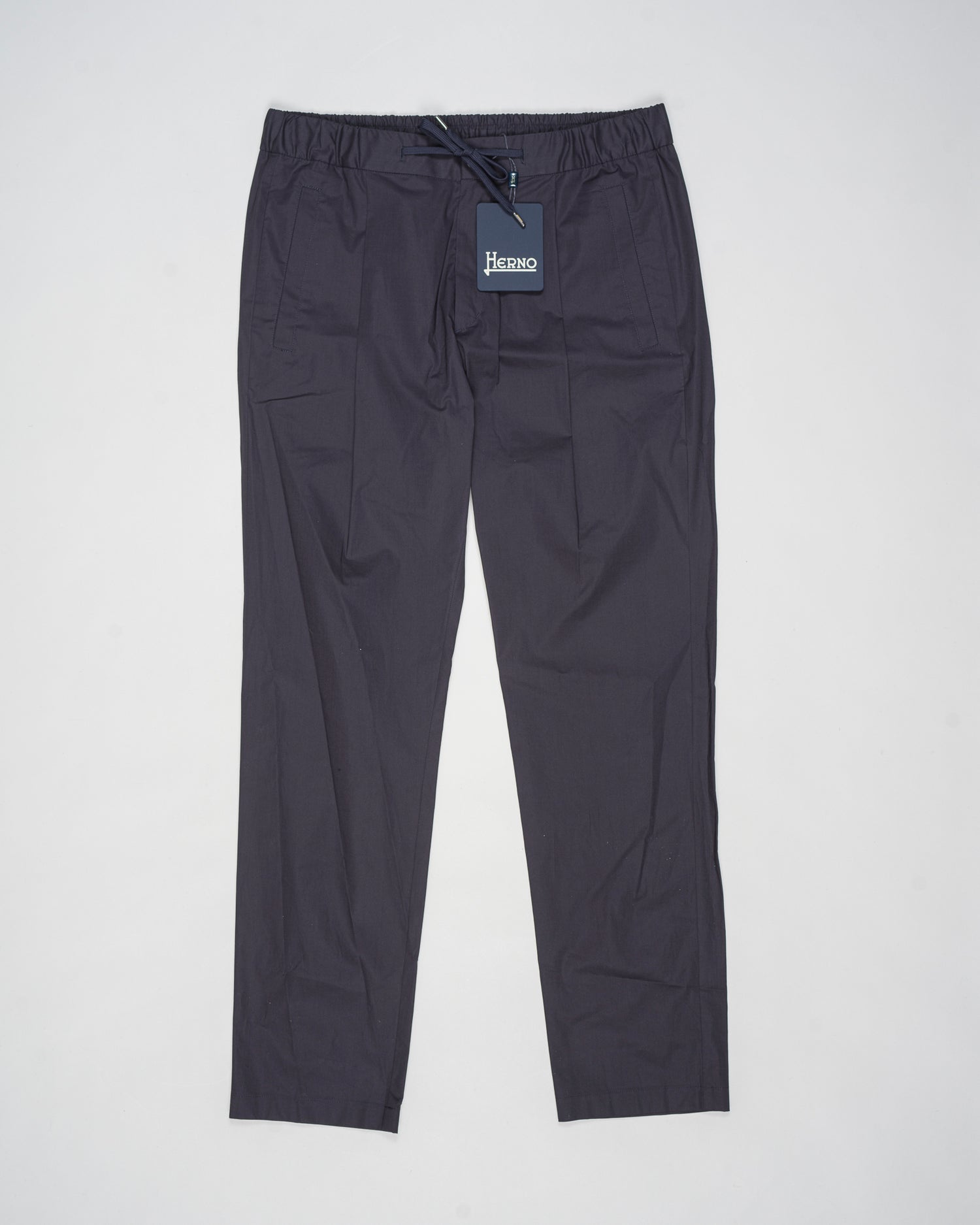 Trousers made of dyed stretch cotton, waterproofed and treated to create a slightly creased effect.
Comfortable to wear thanks to the drawstring that can be adapted to the desired fit, the style has a casual yet sophisticated feel that updates your everyday wardrobe.
Regular fit
Elastic with drawstring waist
Zip and button fastening
Slanted pockets
Patch pockets on the back
Article: PT000010U 13164Z
Color: 9200 / Navy