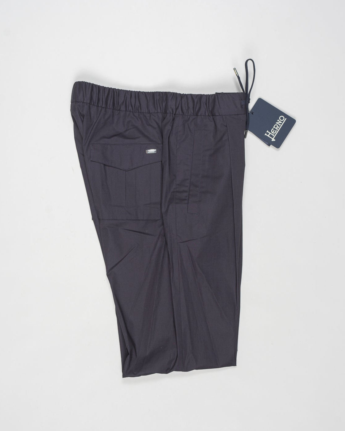 Trousers made of dyed stretch cotton, waterproofed and treated to create a slightly creased effect.
Comfortable to wear thanks to the drawstring that can be adapted to the desired fit, the style has a casual yet sophisticated feel that updates your everyday wardrobe.
Regular fit
Elastic with drawstring waist
Zip and button fastening
Slanted pockets
Patch pockets on the back
Article: PT000010U 13164Z
Color: 9200 / Navy