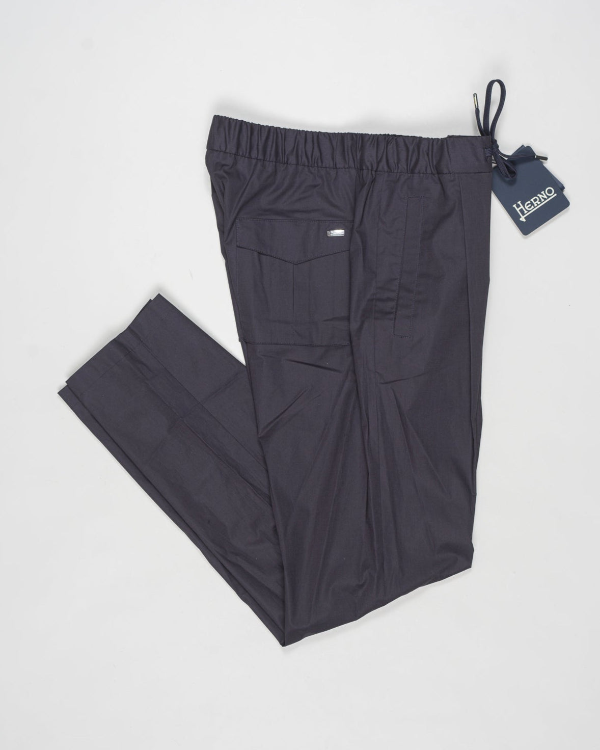 Trousers made of dyed stretch cotton, waterproofed and treated to create a slightly creased effect.
Comfortable to wear thanks to the drawstring that can be adapted to the desired fit, the style has a casual yet sophisticated feel that updates your everyday wardrobe.
Regular fit
Elastic with drawstring waist
Zip and button fastening
Slanted pockets
Patch pockets on the back
Article: PT000010U 13164Z
Color: 9200 / Navy