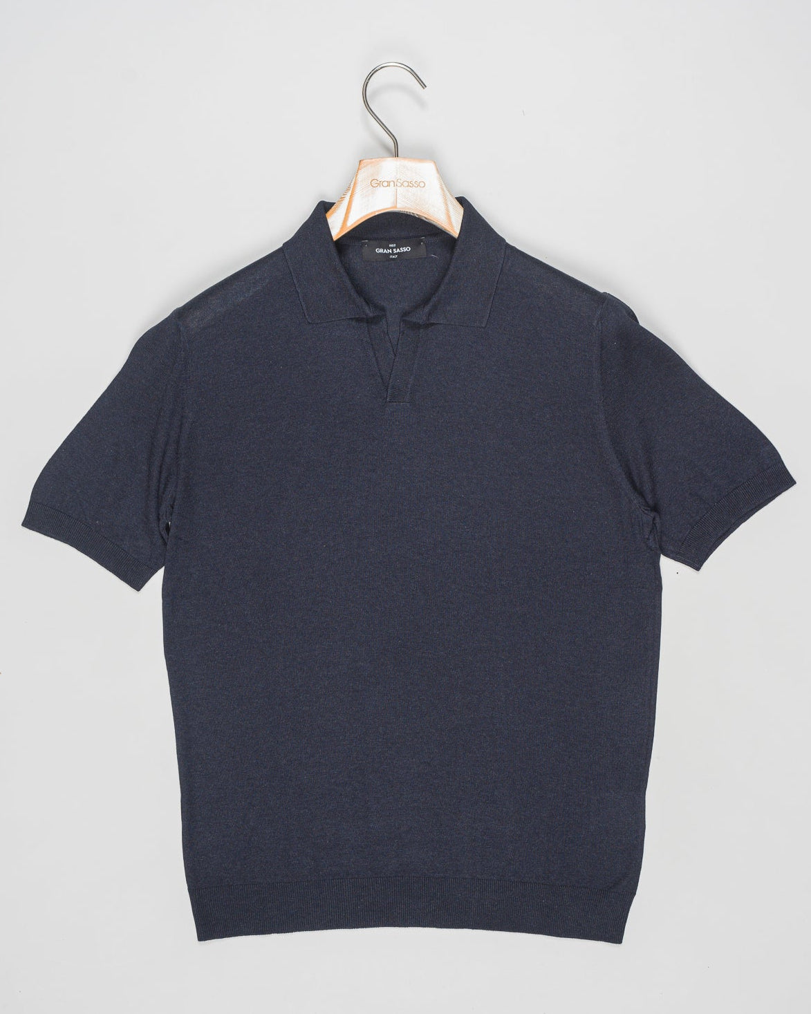 Expertly crafted from luxurious silk, the Gran Sasso Capri Collar Silk Knit Polo Shirt offers a sophisticated and luxurious addition to any wardrobe. The high-quality silk knit fabric ensures a comfortable and breathable fit, while the classic polo shirt design adds a touch of timeless elegance. Elevate your style with this must-have piece.
Composition: 100% Silk
Color: 597 / Midnight Blue
Article: 43129 / 23503
Made in Italy