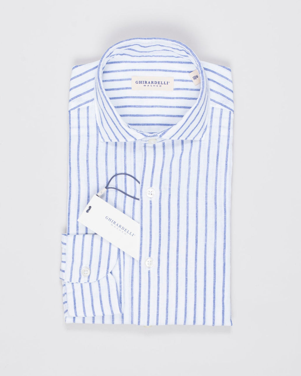 Cutaway collar
Curved hem
55% linen, 45% cotton
Art. H9333
Mod. L69
Collar B878
Color: 05 White & Blue