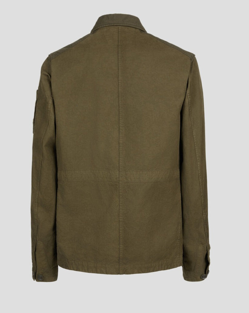 Classic collar Button storm flap Lens detail Secure zip compartments Adjustable waist and cuffs Garment dyed Article: 14CMOW245A 006354G Color: Ivy Green / 683 Composition: 100% Cotton Chore jacket in Mais B, the contemporary version of the first Mais fabric, one of the foundation fabrics at the birth of C.P. Company. A broadcloth weave variation of the traditional English two tone gabardines used for raincoats, it is especially suitable for summer outerwear with a workwear aesthetic.