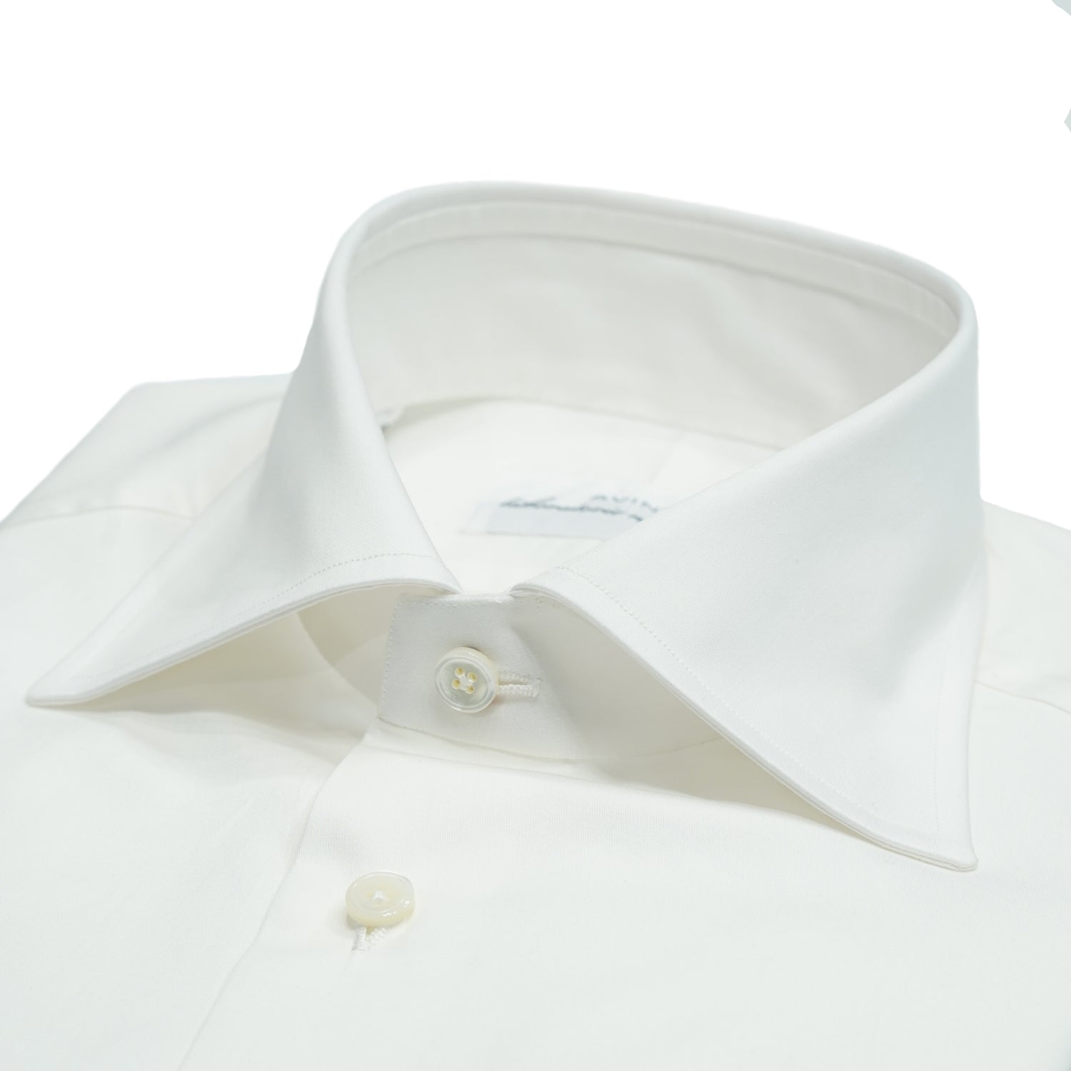 These are truly great shirts. We have seen a lot of shirts along the way and Avino stole our hearts straight away. Love on first try.
Tailored fit. This means between slim and classic fit
Fits true to the size. If in doubt of your size, please contact us HERE
100% cotton
Fine twill weave
Semi spread collar
Single, rounded cuff
106524 / P58510 /1000 / SAS Houston
Made in Italy