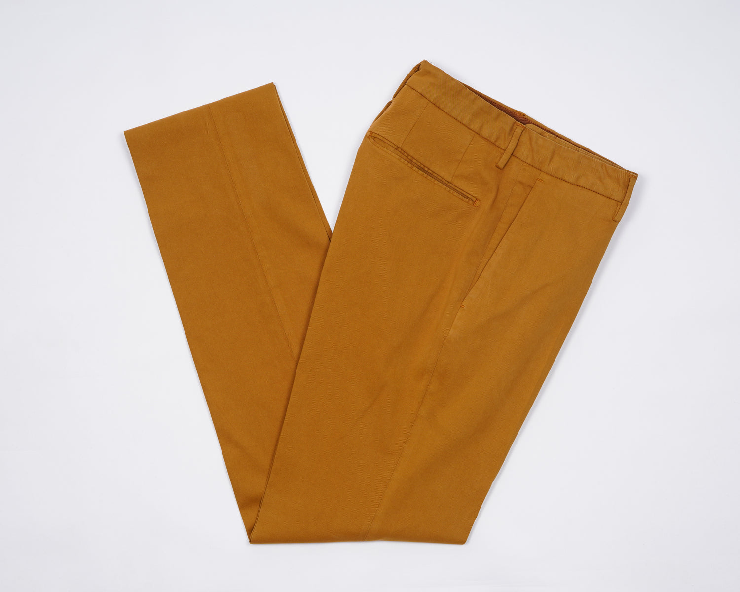 Mix of cotton, lyocell and elastan resulting in a super soft touch and comfortable trousers. The iconic Incotex 30 model, an evergreen of the continuously evolving collections, continues to impress with its authenticity. Exquisite crafted details enrich the garment, enhancing its essential vocation for comfort. American pockets Slim fit 2 backpockets Zip fly Yellow 61% cotton, 34% lyosell, 5% elastan 1W003O 40055 324 Made in Italy