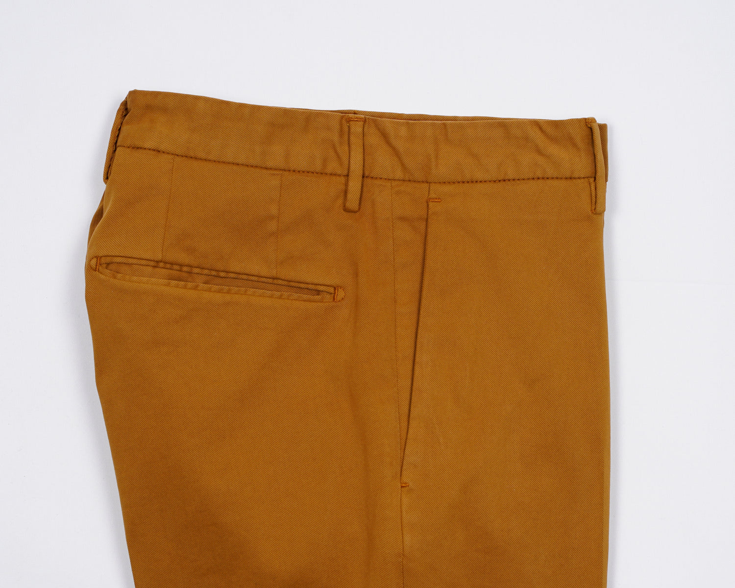 Mix of cotton, lyocell and elastan resulting in a super soft touch and comfortable trousers. The iconic Incotex 30 model, an evergreen of the continuously evolving collections, continues to impress with its authenticity. Exquisite crafted details enrich the garment, enhancing its essential vocation for comfort. American pockets Slim fit 2 backpockets Zip fly Yellow 61% cotton, 34% lyosell, 5% elastan 1W003O 40055 324 Made in Italy