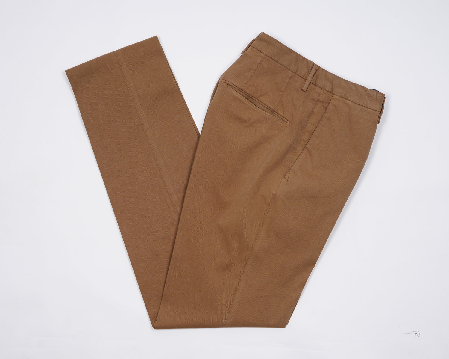 Mix of cotton, lyocell and elastan resulting in a super soft touch and comfortable piece on garment. The iconic Incotex 30 model, an evergreen of the continuously evolving collections, continues to impress with its authenticity. Exquisite crafted details enrich the garment, enhancing its essential vocation for comfort. American pockets Slim fit 2 backpockets Zip fly Beige 61% cotton, 34% lyosell, 5% elastan 1W003O 40055 523 Made in Italy