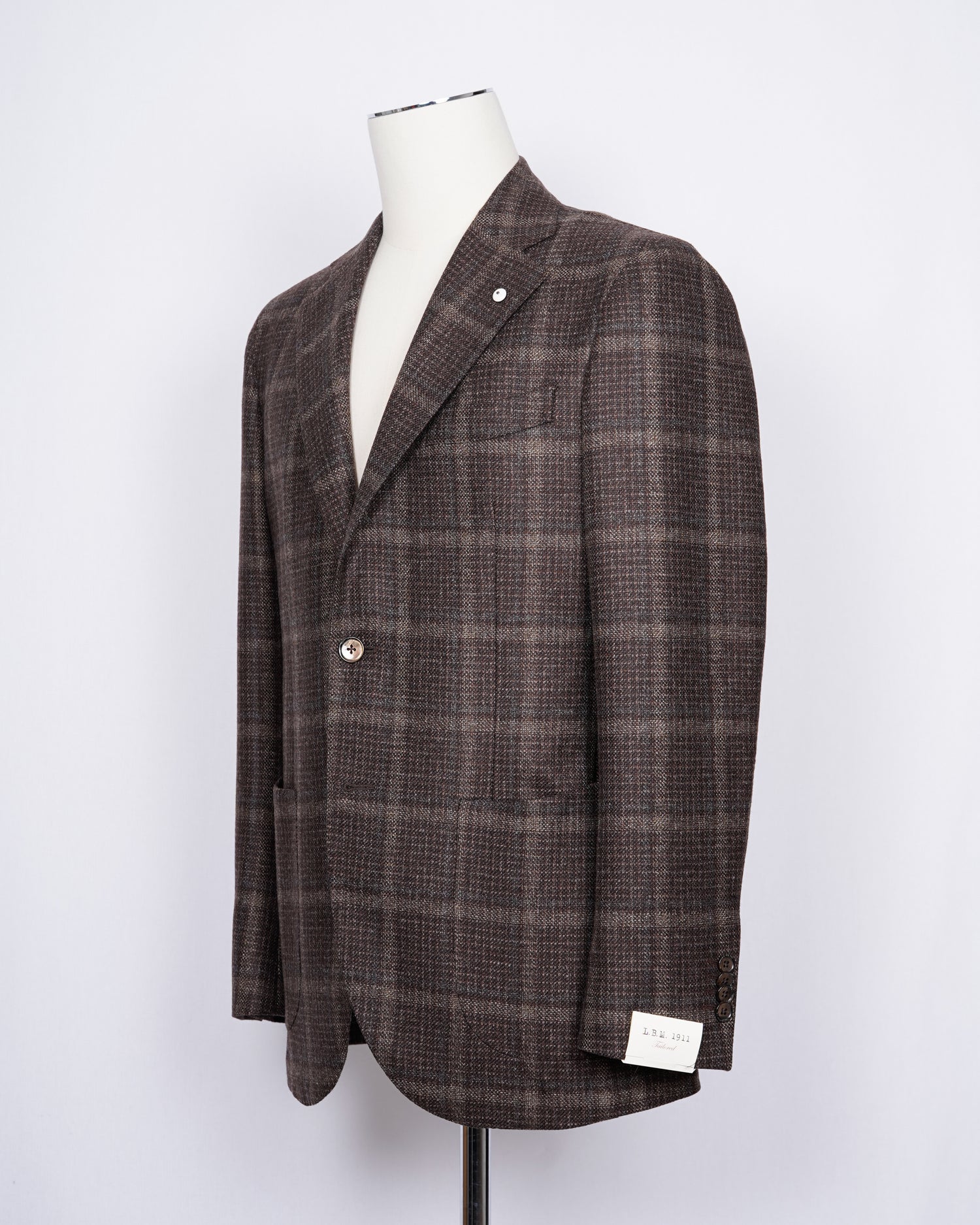 Regular fit Fits true to the size. If in doubt of your size, please contact us HERE Unlined Unconstructed shoulder 2 Buttons Side vents Notch lapel Patch pockets Composition: 100% wool Color: Brown Modello: 2898 Article: 02193/1 Made in Italy unlined structure. Earthy tones of this jacket makes it pleasant to combine with a lot of colors and textures. Absolutely gorgeous piece of garment for the autumn.