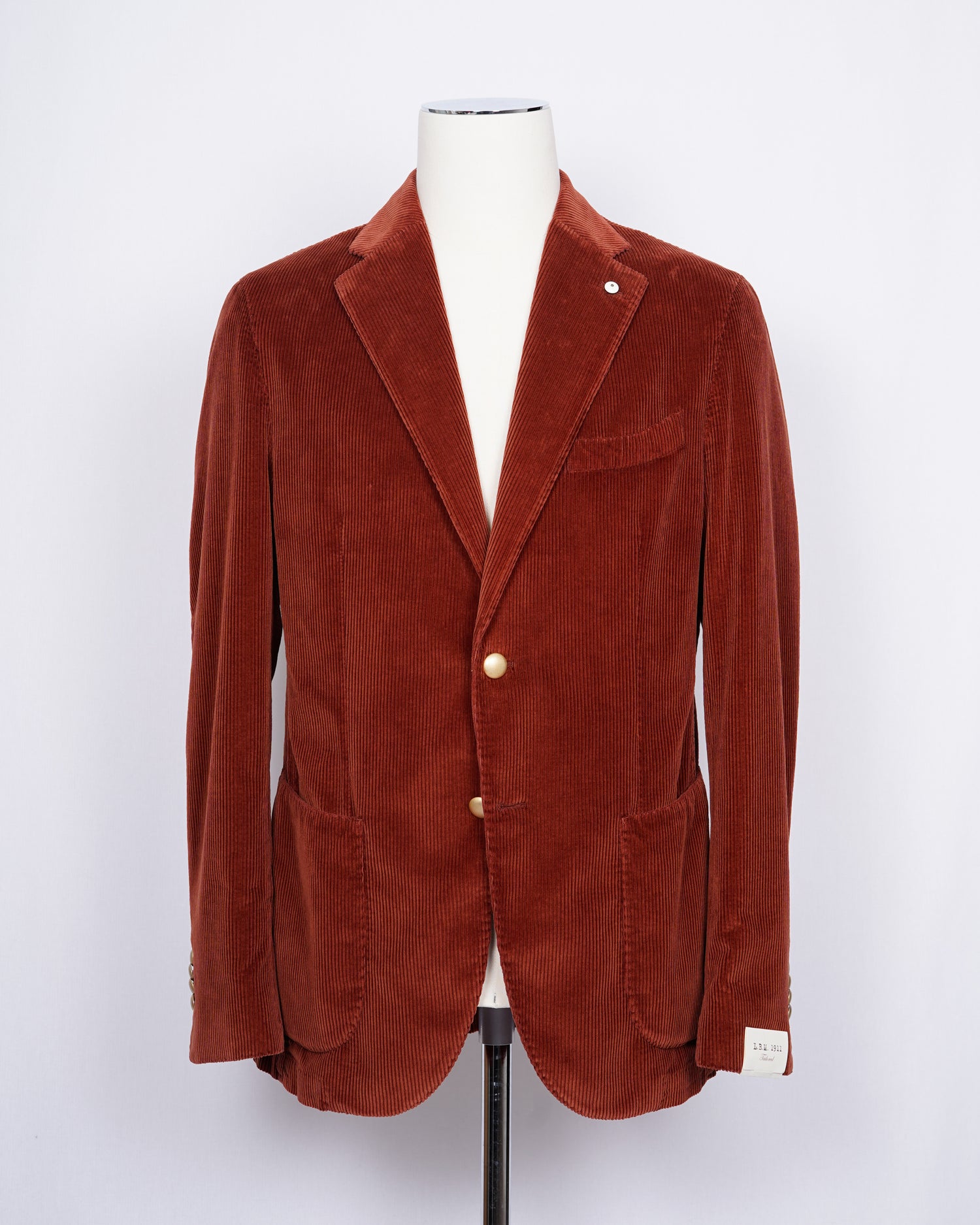 L.B.M. 1911 corduroy jacket in burned orange color. Unconstructed shoulder and unlined structure complete the laid back elegance of this jacket. Corduroy and autumn belong together like Italy and red wine. Regular fit Fits true to the size. If in doubt of your size, please contact us HERE Unlined Unconstructed shoulder 2 Buttons Side vents Notch lapel Patch pockets Composition: 100% cotton Color: Burned orange Modello: 2837/1 Article: 05150/2 Made in Italy