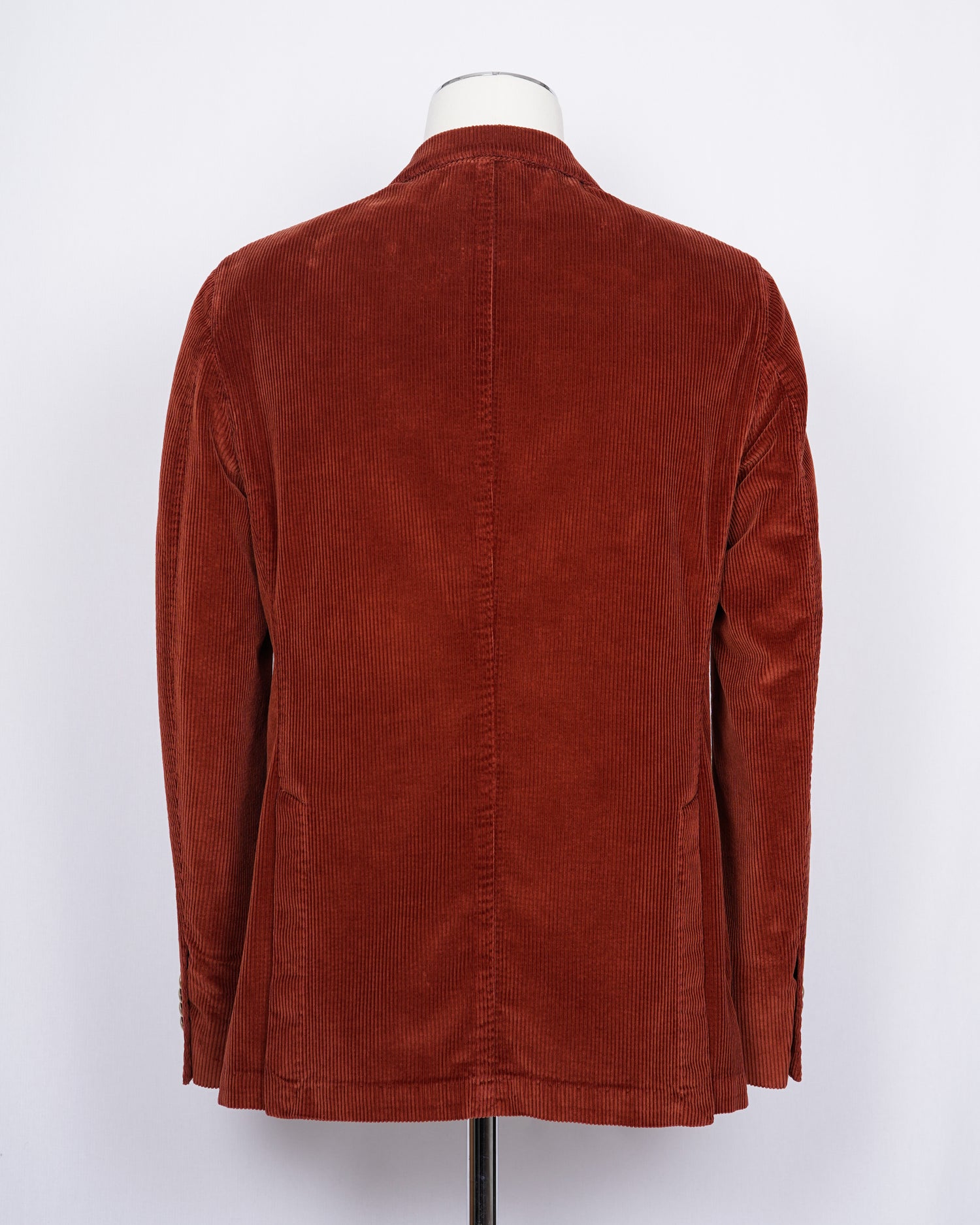 L.B.M. 1911 corduroy jacket in burned orange color. Unconstructed shoulder and unlined structure complete the laid back elegance of this jacket. Corduroy and autumn belong together like Italy and red wine. Regular fit Fits true to the size. If in doubt of your size, please contact us HERE Unlined Unconstructed shoulder 2 Buttons Side vents Notch lapel Patch pockets Composition: 100% cotton Color: Burned orange Modello: 2837/1 Article: 05150/2 Made in Italy