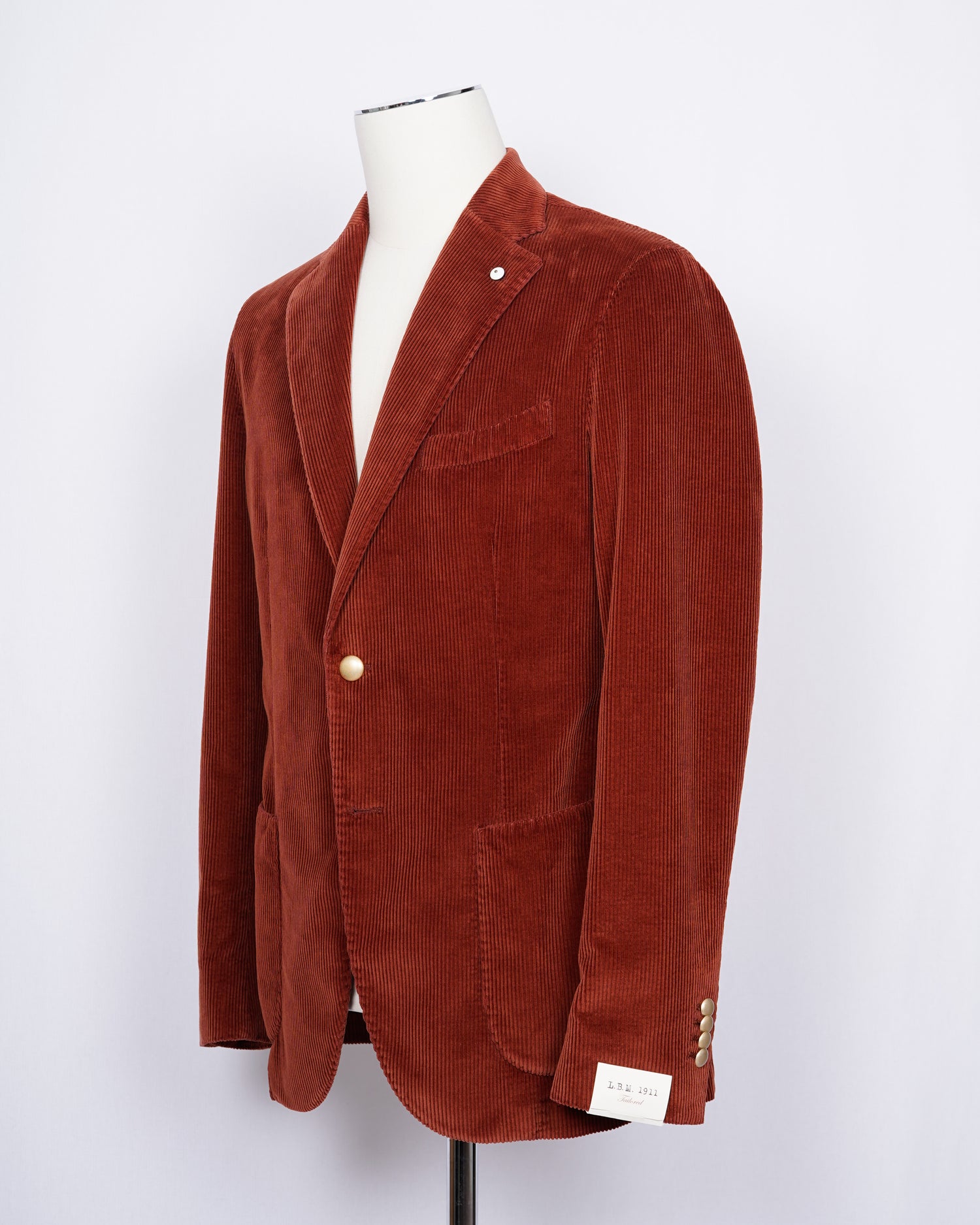 L.B.M. 1911 corduroy jacket in burned orange color. Unconstructed shoulder and unlined structure complete the laid back elegance of this jacket. Corduroy and autumn belong together like Italy and red wine. Regular fit Fits true to the size. If in doubt of your size, please contact us HERE Unlined Unconstructed shoulder 2 Buttons Side vents Notch lapel Patch pockets Composition: 100% cotton Color: Burned orange Modello: 2837/1 Article: 05150/2 Made in Italy