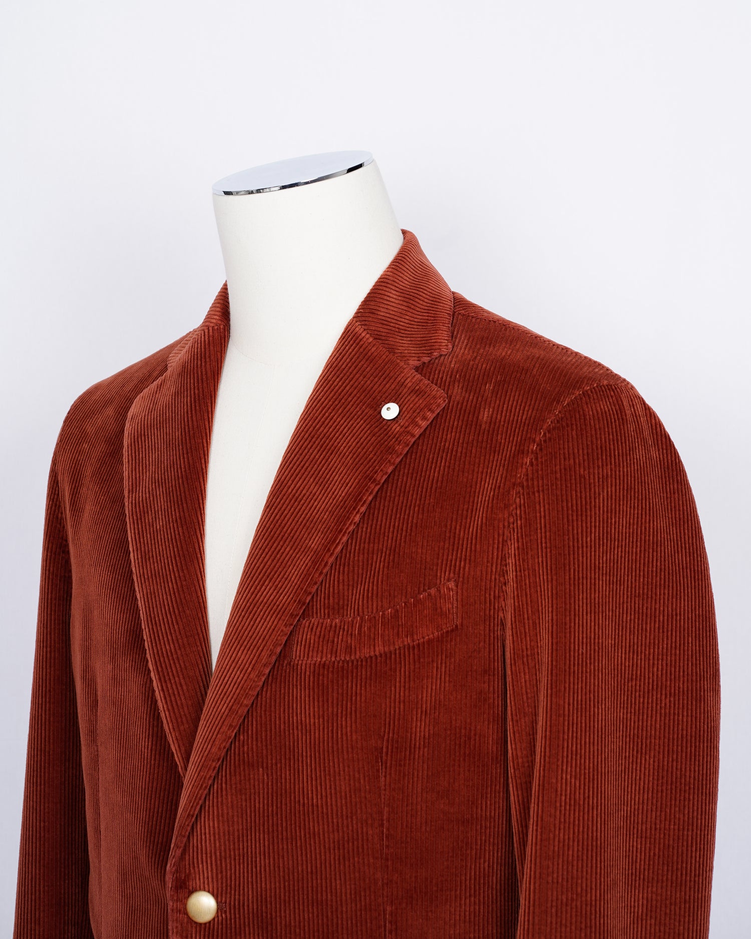 L.B.M. 1911 corduroy jacket in burned orange color. Unconstructed shoulder and unlined structure complete the laid back elegance of this jacket. Corduroy and autumn belong together like Italy and red wine. Regular fit Fits true to the size. If in doubt of your size, please contact us HERE Unlined Unconstructed shoulder 2 Buttons Side vents Notch lapel Patch pockets Composition: 100% cotton Color: Burned orange Modello: 2837/1 Article: 05150/2 Made in Italy