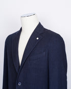 Regular fit Fits true to the size. If in doubt of your size, please contact us HERE Unlined Unconstructed shoulder 2 Buttons Side vents Notch lapel Patch pockets Composition: 100% cotton Color: Blue. Modello: 2815 Article: 05142/5 Made in Italy L.B.M. 1911 brushed cotton jacket in blue herringbone. Extremely versatile jacket for soft tailored look. Unconstructed shoulder and unlined structure combined with the soft brushed cotton are guaranteed to make you smile once you try it on.