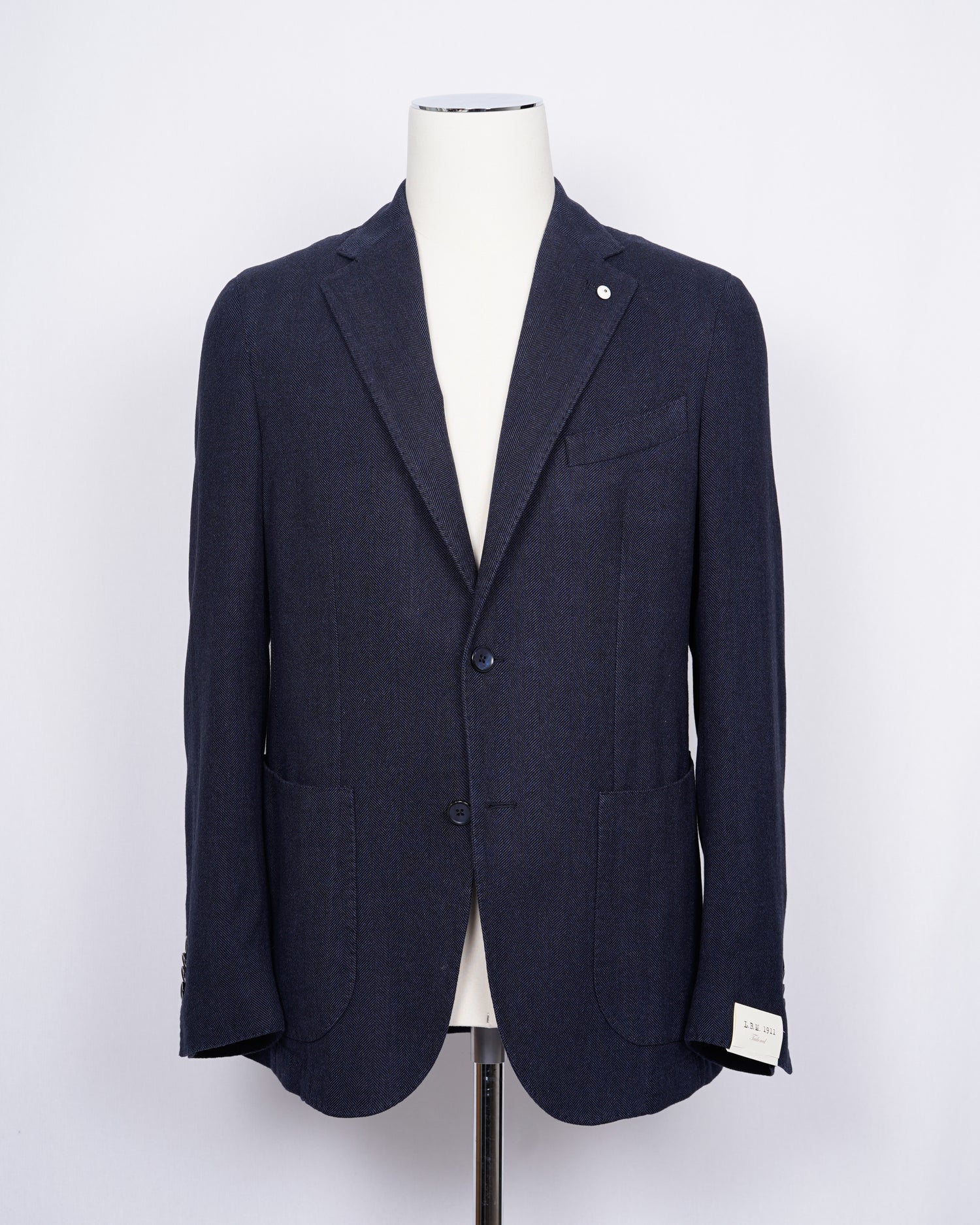 Regular fit Fits true to the size. If in doubt of your size, please contact us HERE Unlined Unconstructed shoulder 2 Buttons Side vents Notch lapel Patch pockets Composition: 100% cotton Color: Blue. Modello: 2815 Article: 05142/5 Made in Italy L.B.M. 1911 brushed cotton jacket in blue herringbone. Extremely versatile jacket for soft tailored look. Unconstructed shoulder and unlined structure combined with the soft brushed cotton are guaranteed to make you smile once you try it on.