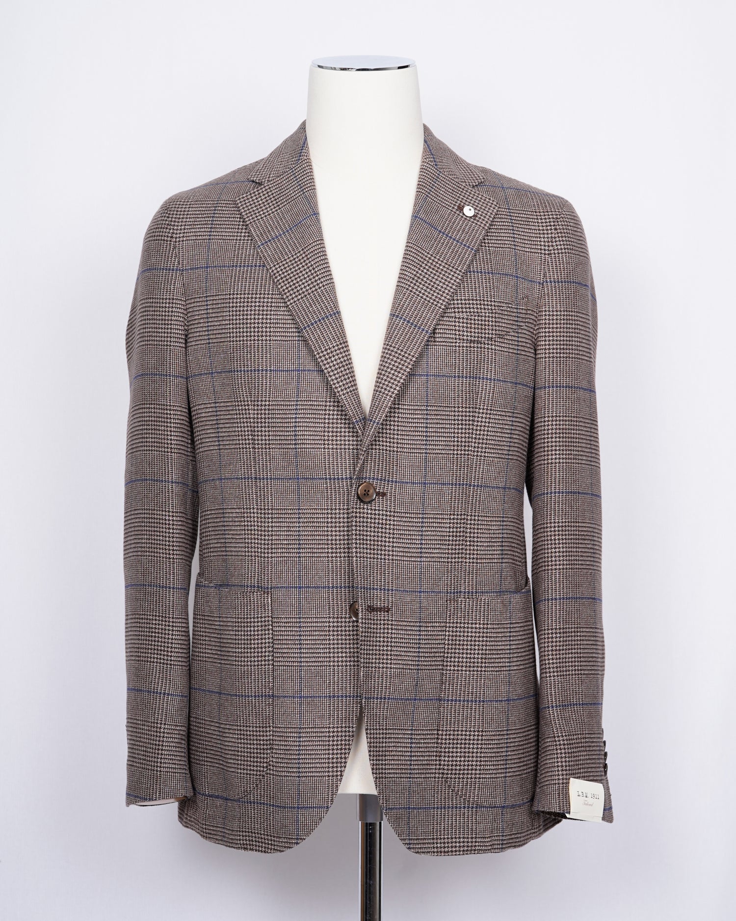 Regular fit Fits true to the size. If in doubt of your size, please contact us HERE Unlined Unconstructed shoulder 2 Buttons Side vents Notch lapel Patch pockets Composition: 100% cotton Color: Brown/Beige with a hint of blue. Modello: 2815 Article: 05225/1 Made in Italy Green L.B.M. 1911 brushed cotton jacket with a beautiful brown glen check with blue over check. Unconstructed shoulder and unlined structure combined with the soft brushed cotton are guaranteed to make you smile once you try it on.